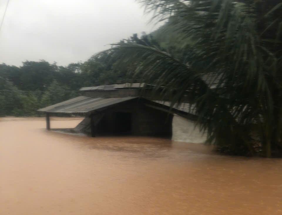 Nhà dân ở chiến khu xưa Ba Lòng ngập tới nóc, cả ngàn người sơ tán- Ảnh 3. Nhà dân ở chiến khu xưa Ba Lòng ngập tới nóc, cả ngàn người sơ tán- Ảnh 3.