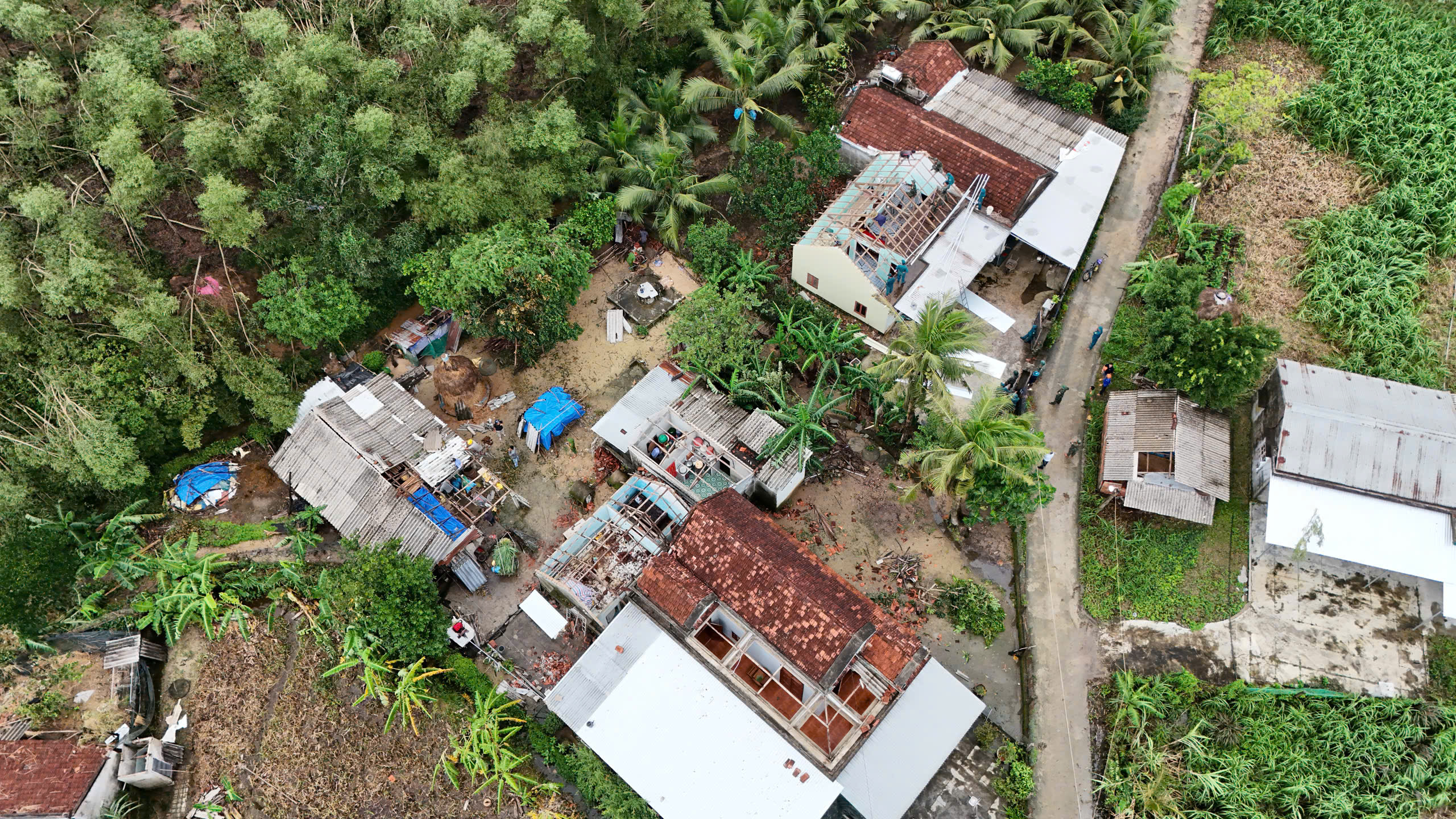 Lốc xoáy cuốn bay 25 căn nhà: ‘Gió rít từng hồi, âm thanh ầm ầm như bom nổ’- Ảnh 5. Lốc xoáy cuốn bay 25 căn nhà: ‘Gió rít từng hồi, âm thanh ầm ầm như bom nổ’- Ảnh 5.