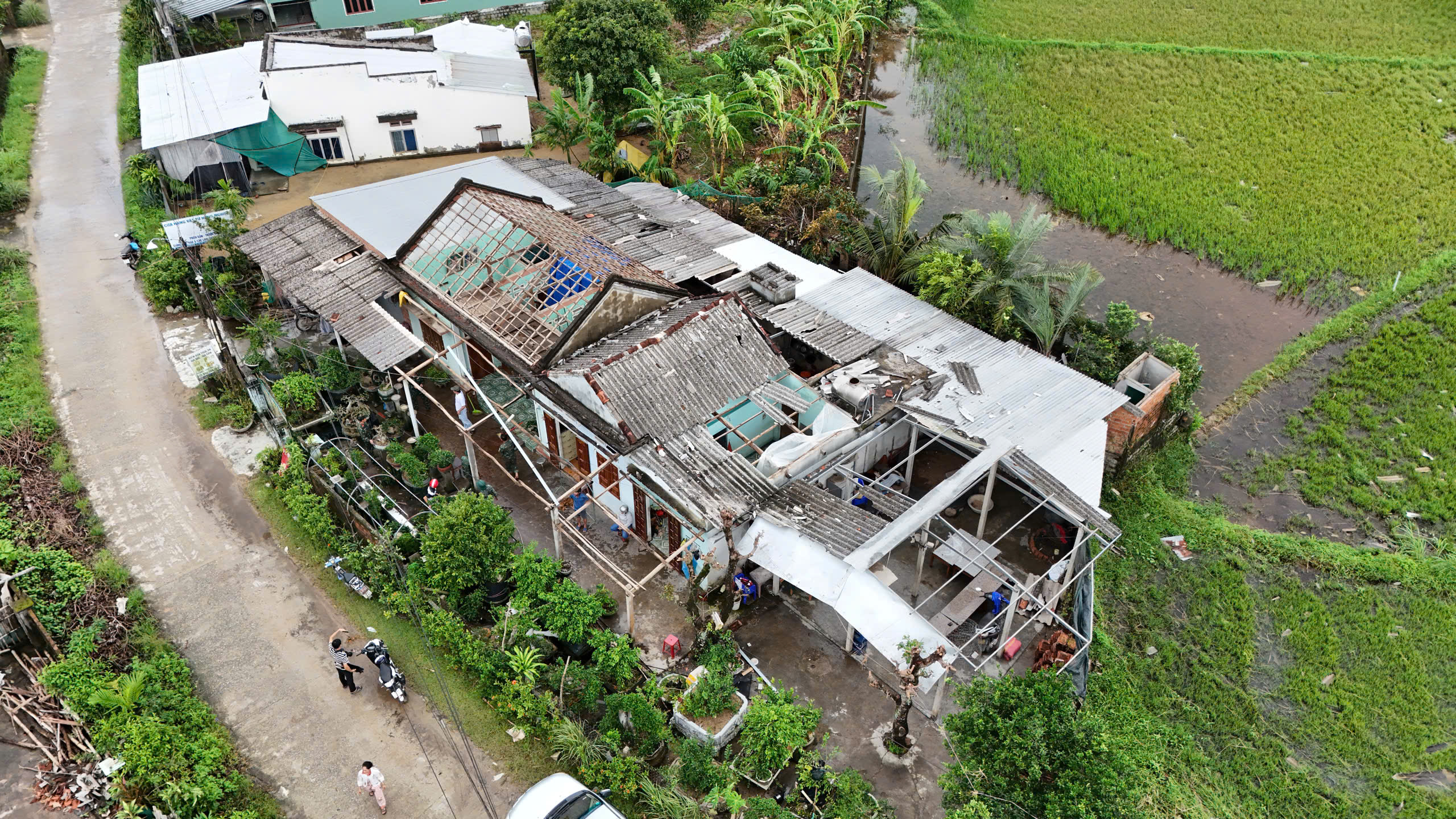 Lốc xoáy cuốn bay 25 căn nhà: ‘Gió rít từng hồi, âm thanh ầm ầm như bom nổ’- Ảnh 1. Lốc xoáy cuốn bay 25 căn nhà: ‘Gió rít từng hồi, âm thanh ầm ầm như bom nổ’- Ảnh 1.