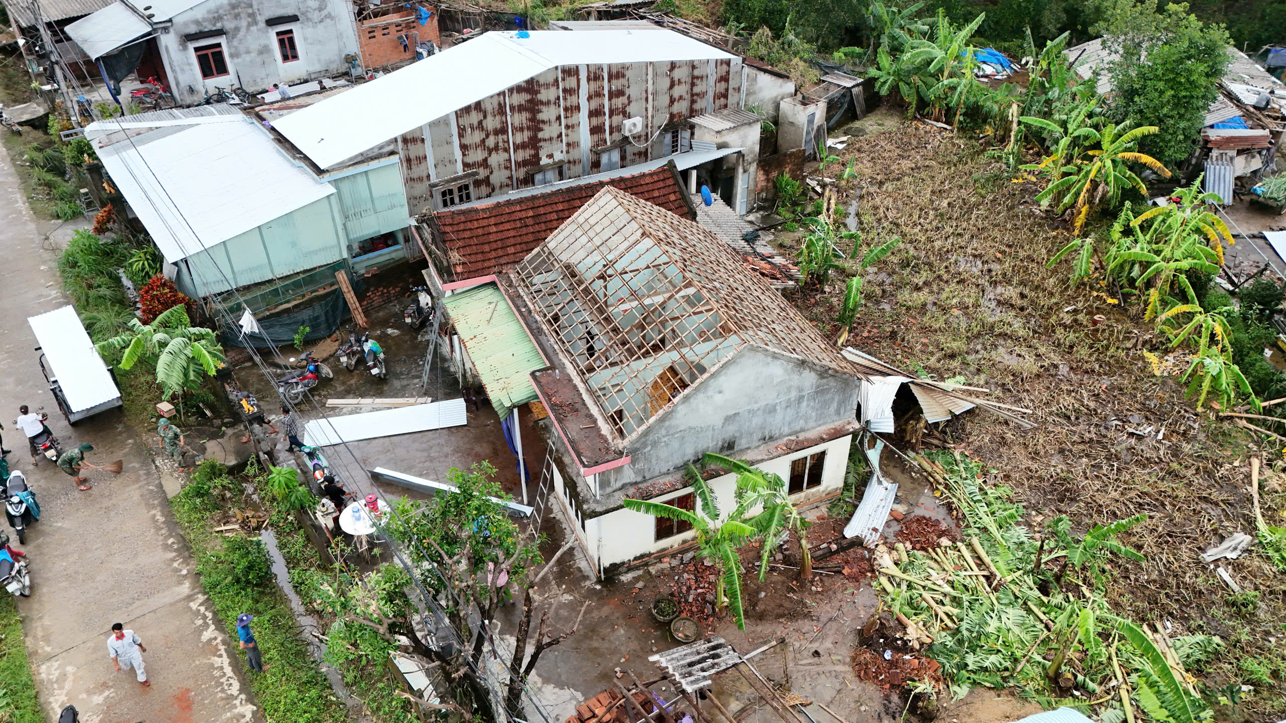 Lốc xoáy cuốn bay 25 căn nhà: ‘Gió rít từng hồi, âm thanh ầm ầm như bom nổ’- Ảnh 2. Lốc xoáy cuốn bay 25 căn nhà: ‘Gió rít từng hồi, âm thanh ầm ầm như bom nổ’- Ảnh 2.