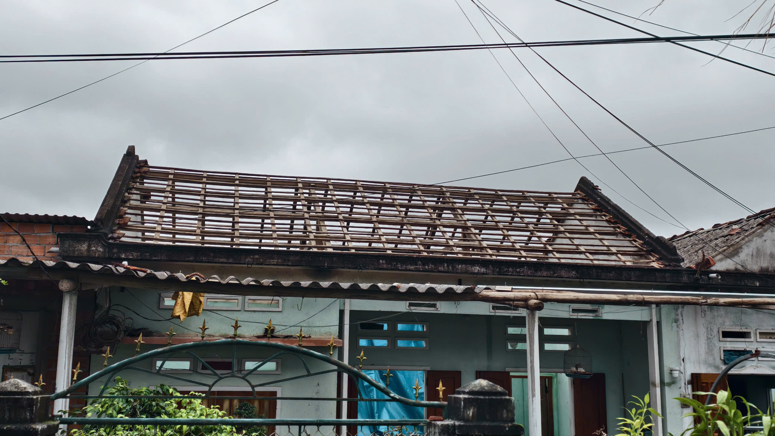 Lốc xoáy cuốn bay 25 căn nhà: ‘Gió rít từng hồi, âm thanh ầm ầm như bom nổ’- Ảnh 9. Lốc xoáy cuốn bay 25 căn nhà: ‘Gió rít từng hồi, âm thanh ầm ầm như bom nổ’- Ảnh 9.