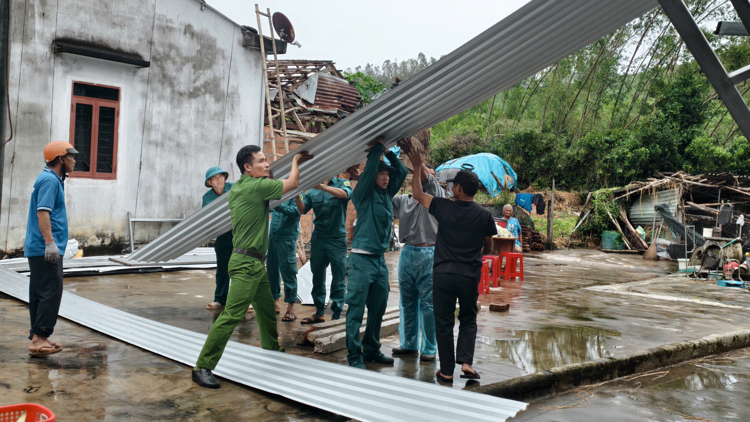 Lốc xoáy cuốn bay 25 căn nhà: ‘Gió rít từng hồi, âm thanh ầm ầm như bom nổ’- Ảnh 4. Lốc xoáy cuốn bay 25 căn nhà: ‘Gió rít từng hồi, âm thanh ầm ầm như bom nổ’- Ảnh 4.