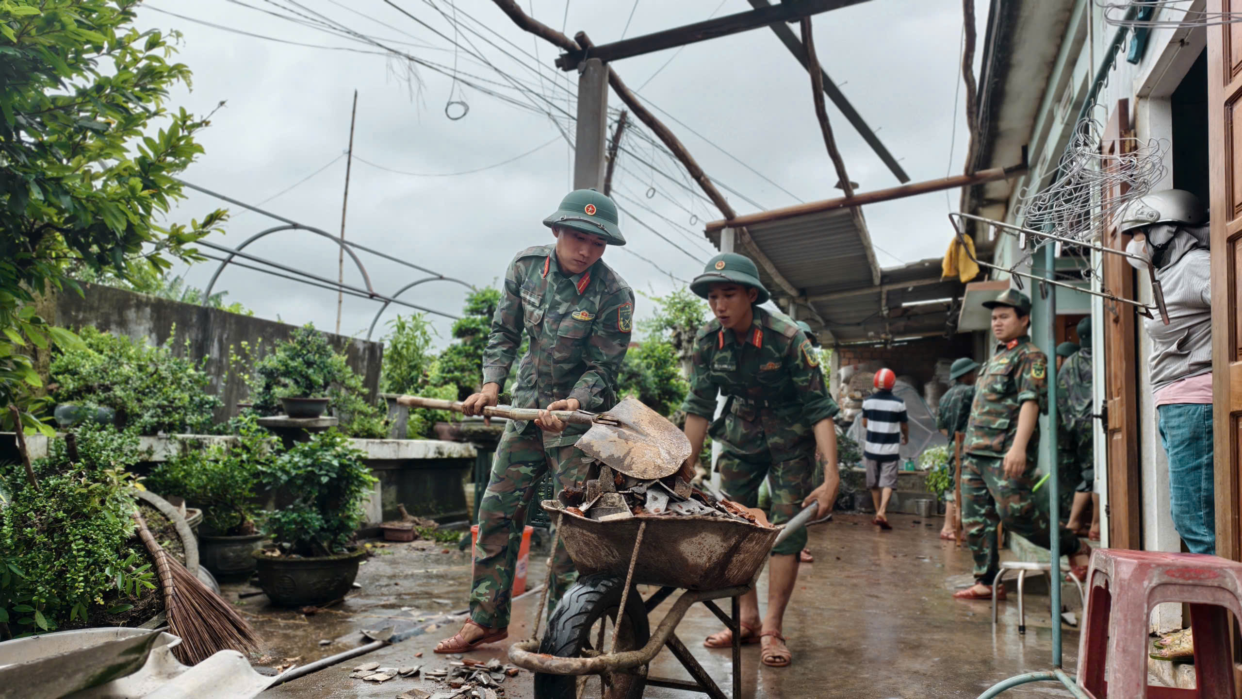Lốc xoáy cuốn bay 25 căn nhà: ‘Gió rít từng hồi, âm thanh ầm ầm như bom nổ’- Ảnh 8. Lốc xoáy cuốn bay 25 căn nhà: ‘Gió rít từng hồi, âm thanh ầm ầm như bom nổ’- Ảnh 8.