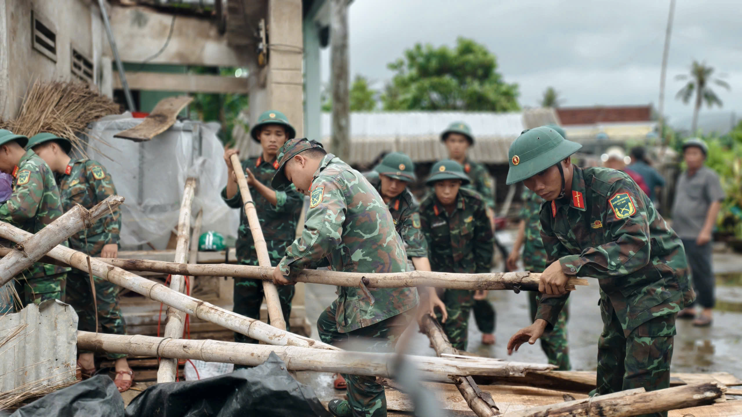 Lốc xoáy cuốn bay 25 căn nhà: ‘Gió rít từng hồi, âm thanh ầm ầm như bom nổ’- Ảnh 7. Lốc xoáy cuốn bay 25 căn nhà: ‘Gió rít từng hồi, âm thanh ầm ầm như bom nổ’- Ảnh 7.