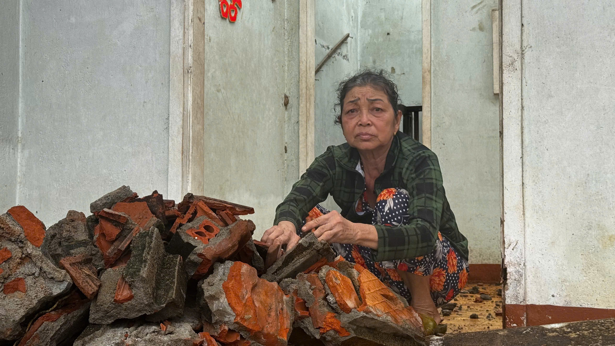 Lốc xoáy cuốn bay 25 căn nhà: ‘Gió rít từng hồi, âm thanh ầm ầm như bom nổ’- Ảnh 3. Lốc xoáy cuốn bay 25 căn nhà: ‘Gió rít từng hồi, âm thanh ầm ầm như bom nổ’- Ảnh 3.