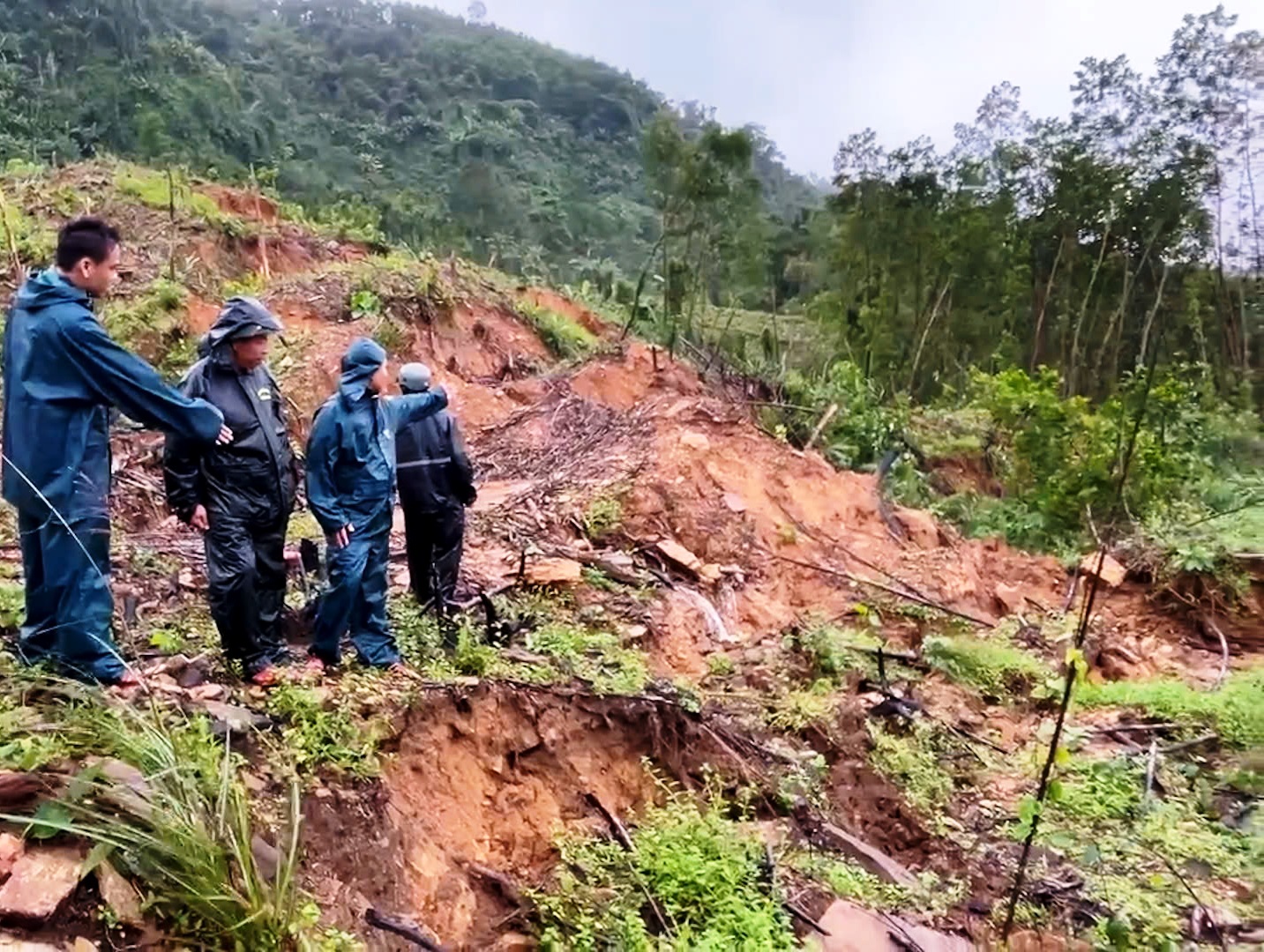 Phát hiện hàng loạt vết nứt, một xã phải di dời hơn 200 người- Ảnh 1.