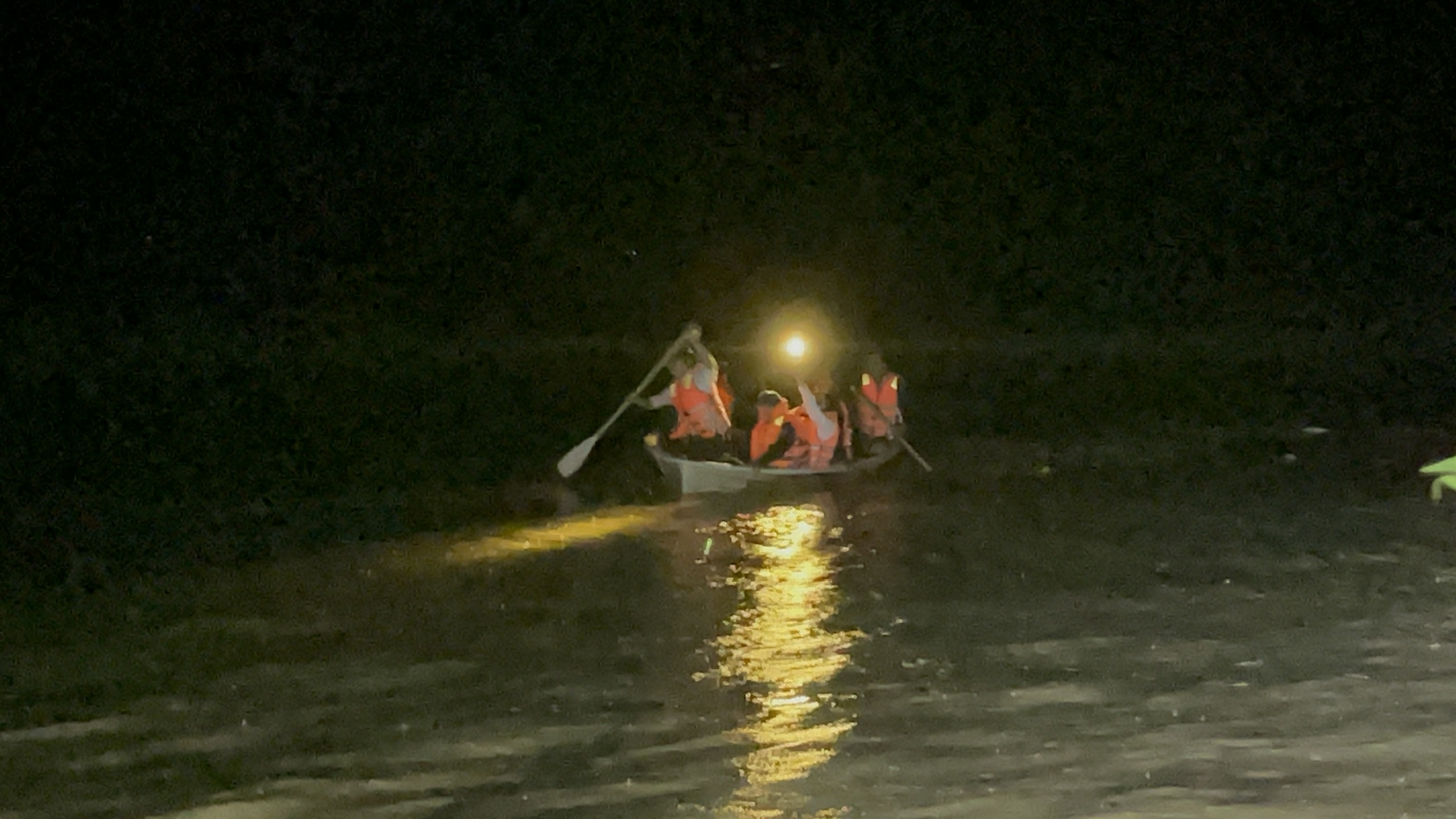 Chủ tịch UBND xã Krông Bông chèo thuyền vượt lũ cứu đoàn kiểm tra an toàn - Ảnh 1. Chủ tịch UBND xã Krông Bông chèo thuyền vượt lũ cứu đoàn kiểm tra an toàn - Ảnh 1.