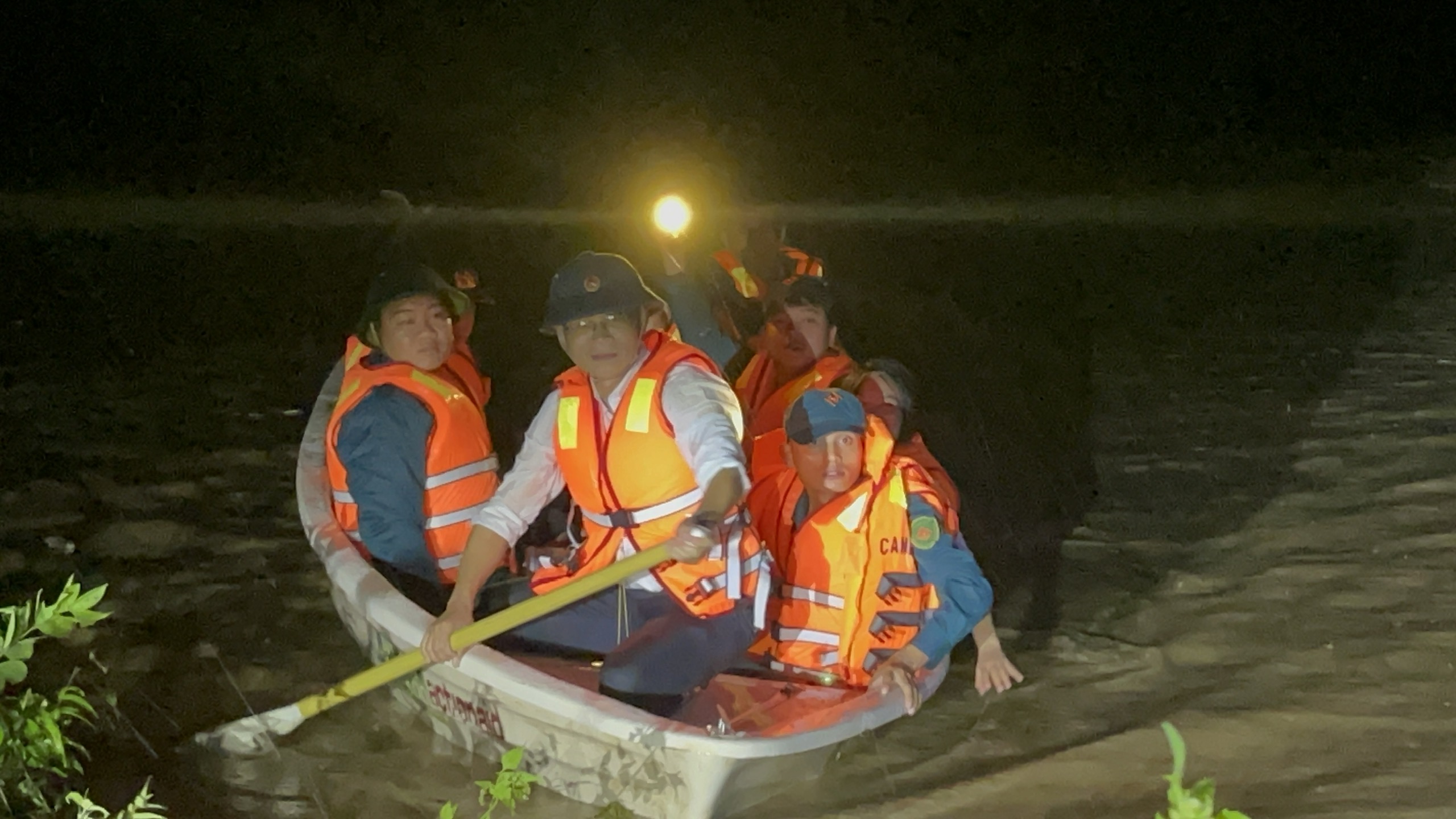 Chủ tịch UBND xã Krông Bông chèo thuyền vượt lũ cứu đoàn kiểm tra an toàn - Ảnh 2. Chủ tịch UBND xã Krông Bông chèo thuyền vượt lũ cứu đoàn kiểm tra an toàn - Ảnh 2.