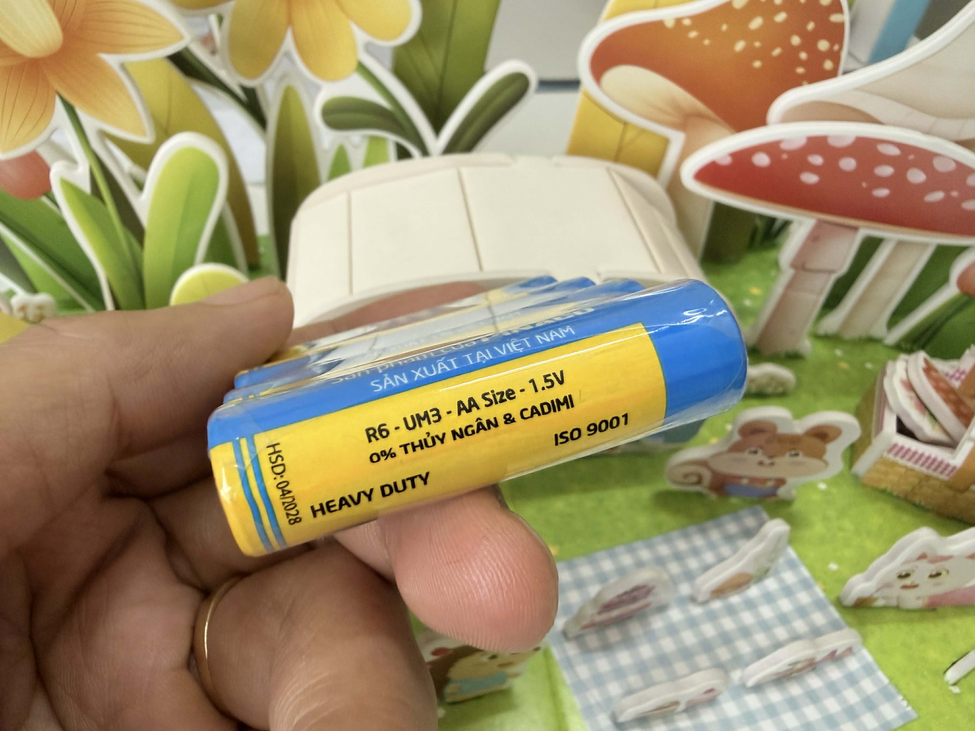 Đừng lãng phí tiền chỉ vì bỏ qua chi tiết này trên pin AA - Ảnh 1.