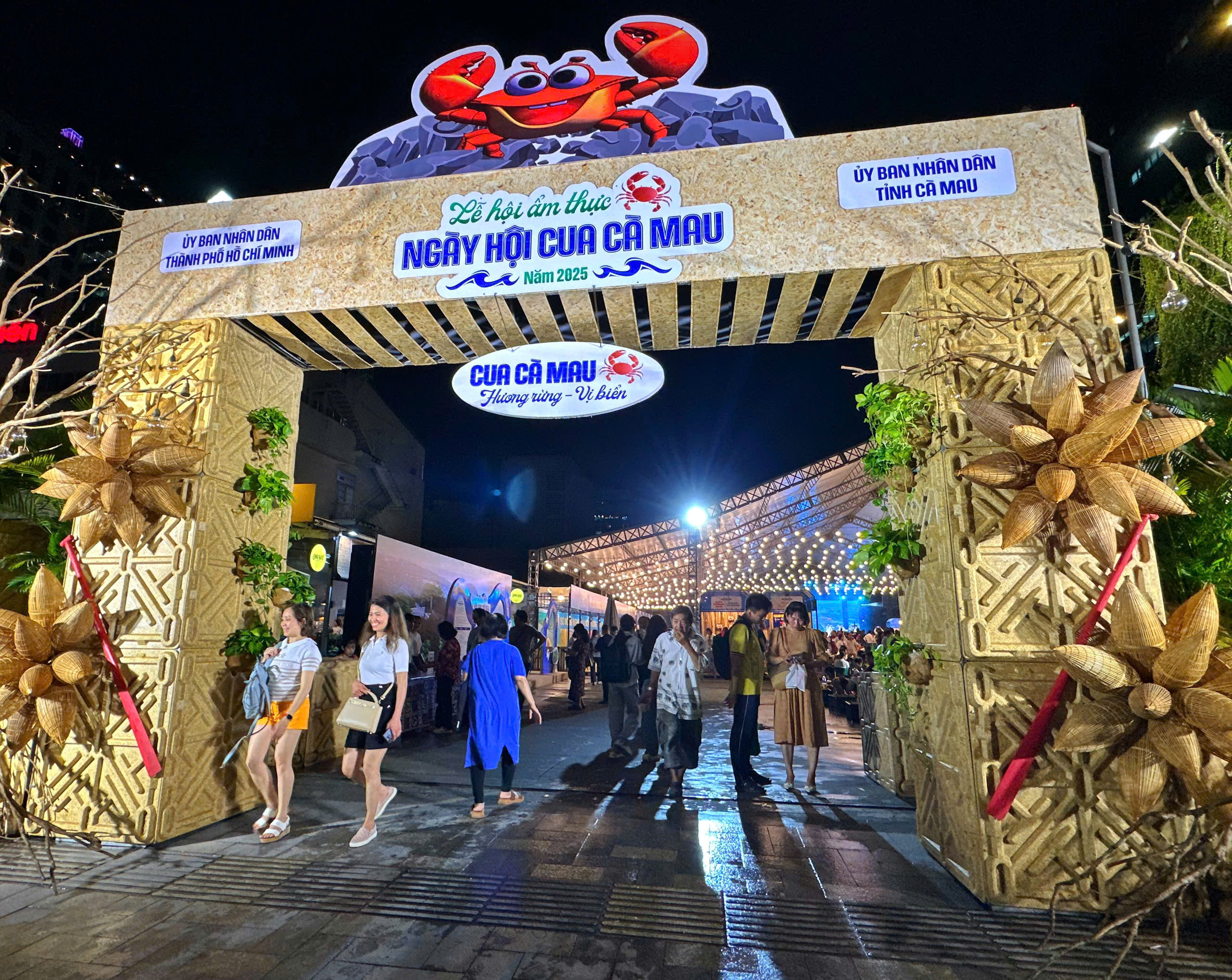 Khai mạc lễ hội ẩm thực cua Cà Mau ở TP.HCM: Ùn ùn thực khách tìm đến- Ảnh 3.