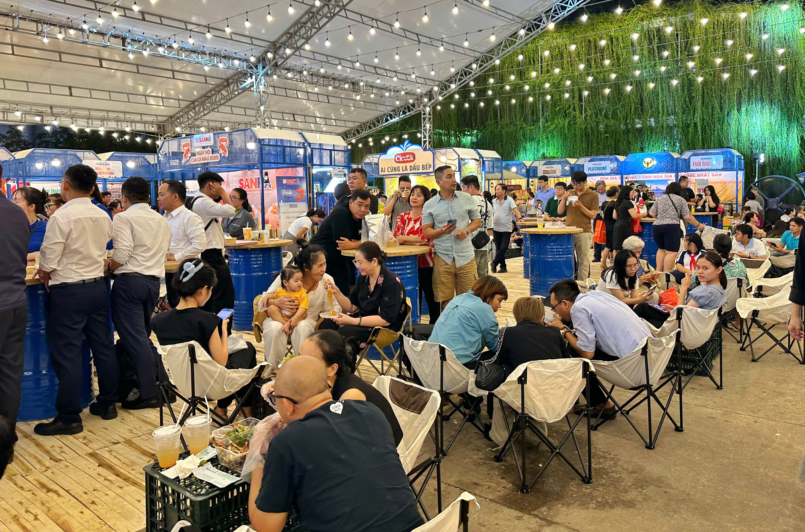 Khai mạc lễ hội ẩm thực cua Cà Mau ở TP.HCM: Ùn ùn thực khách tìm đến- Ảnh 4.