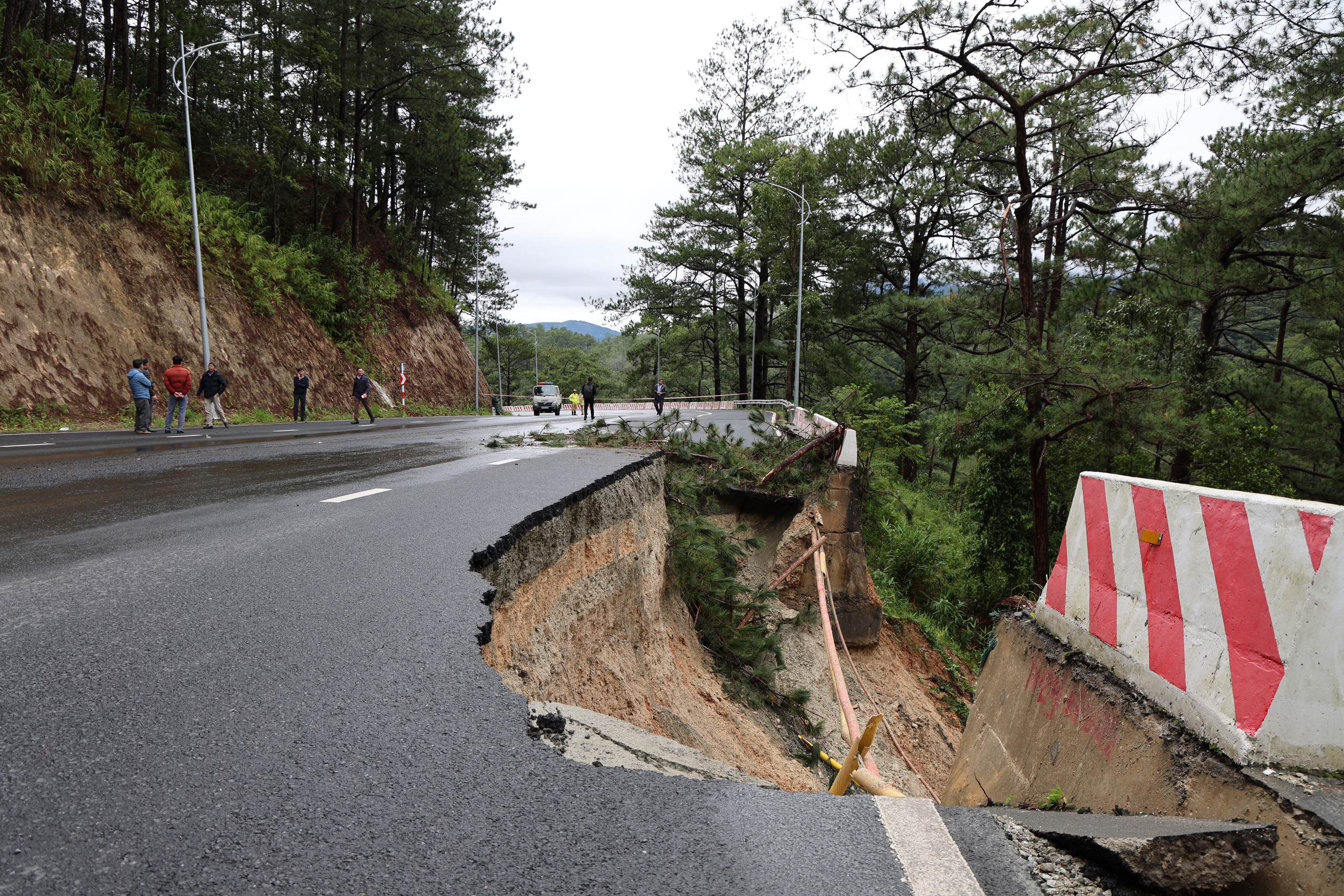 Sạt lở đèo Mimosa và Prenn Đà Lạt gây ảnh hưởng đến giao thông và dân sinh - Ảnh 4.