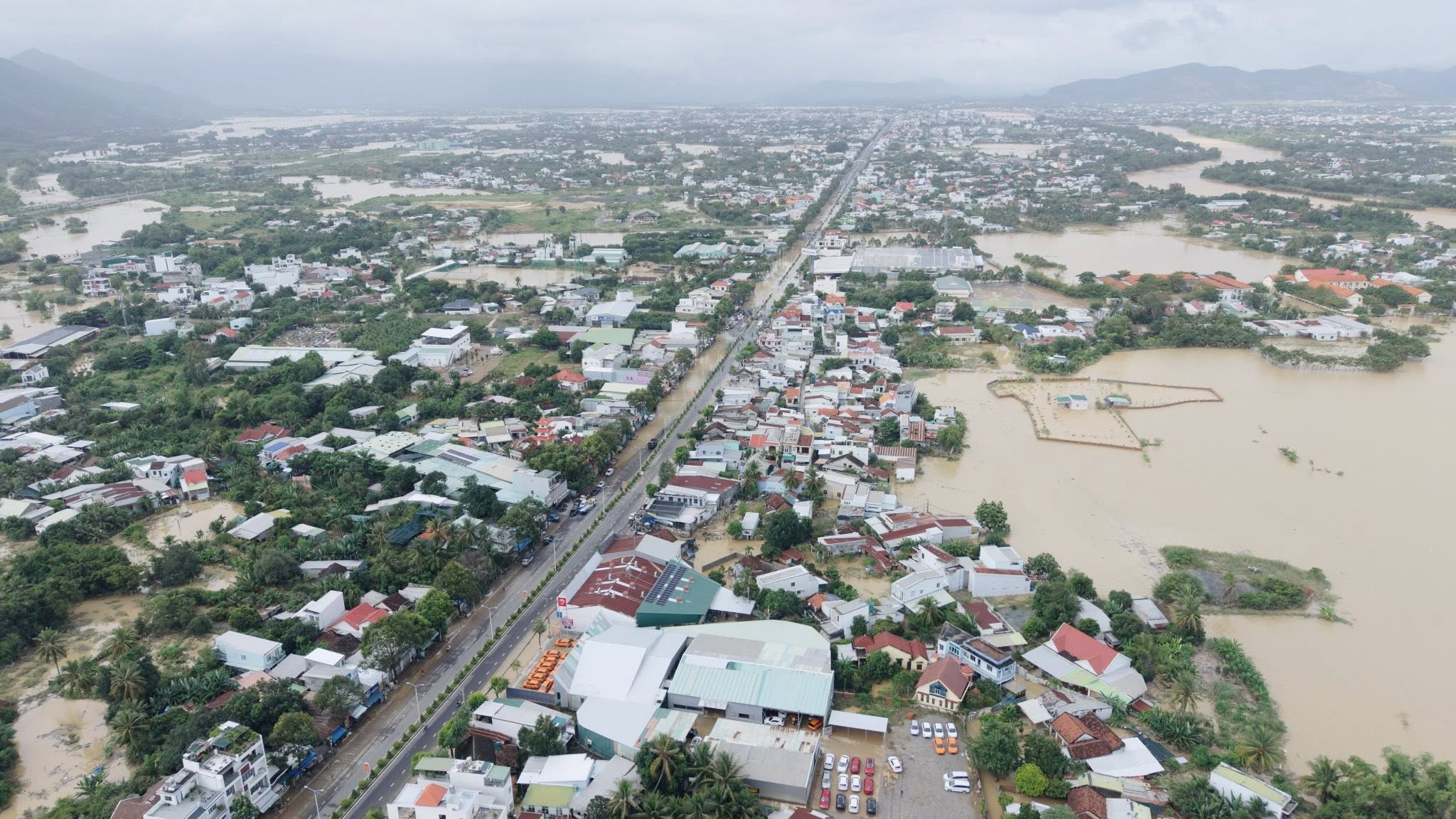 [FLYCAM] Kh&aacute;nh H&ograve;a ch&igrave;m trong biển nước những ng&agrave;y mưa lũ - Ảnh 1.
