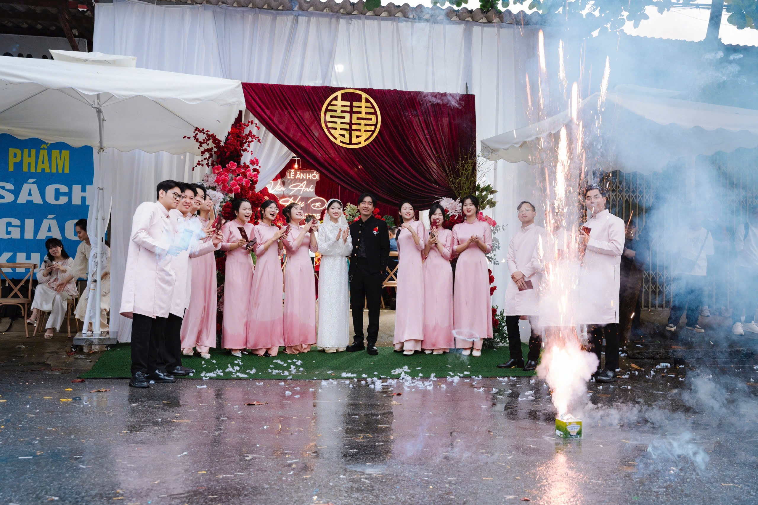 2 khách Tây đạp xe đi phượt được cô dâu, chú rể mời ăn cỗ  - Ảnh 5.