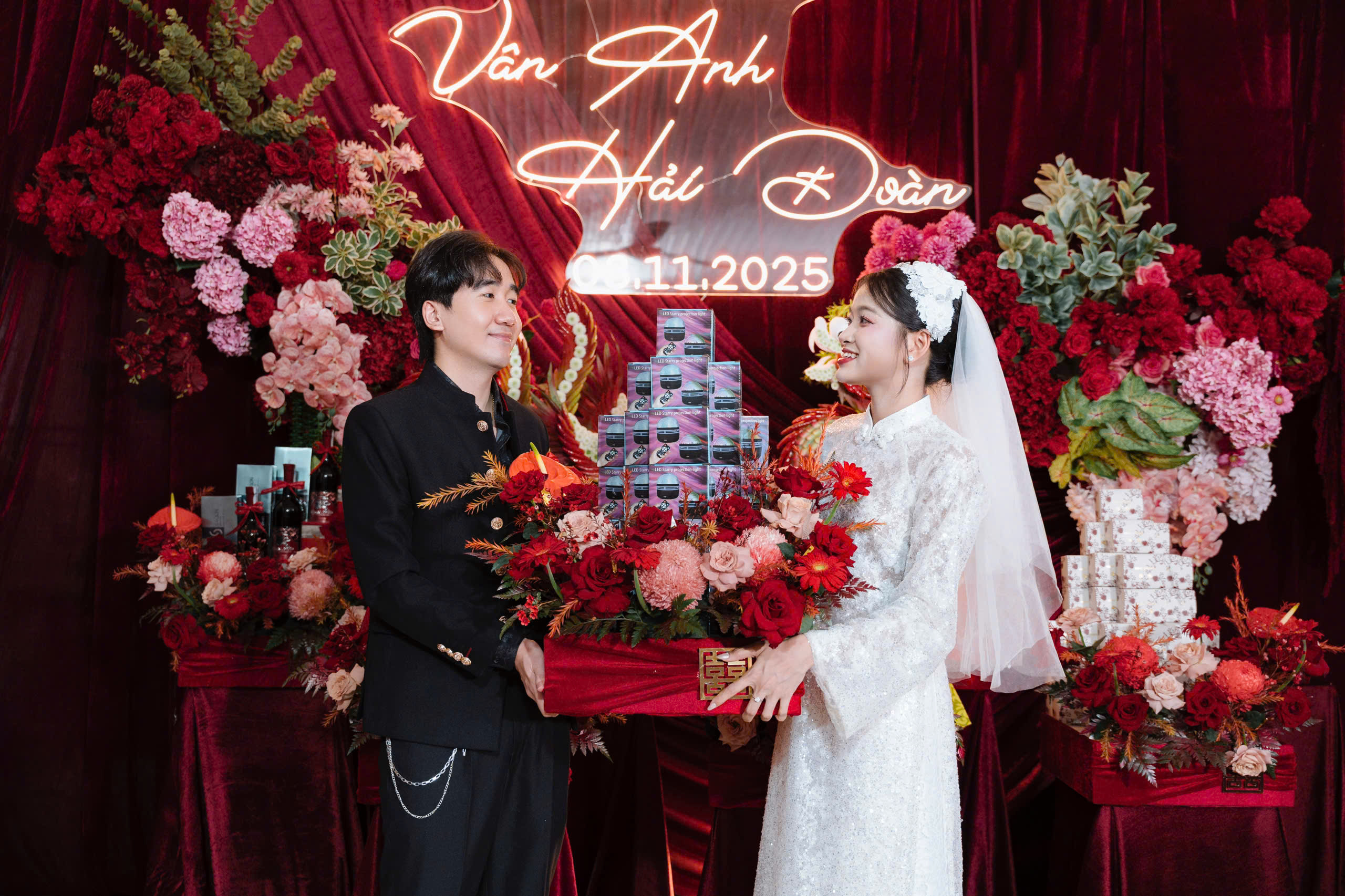 2 khách Tây đạp xe đi phượt được cô dâu, chú rể mời ăn cỗ  - Ảnh 3.