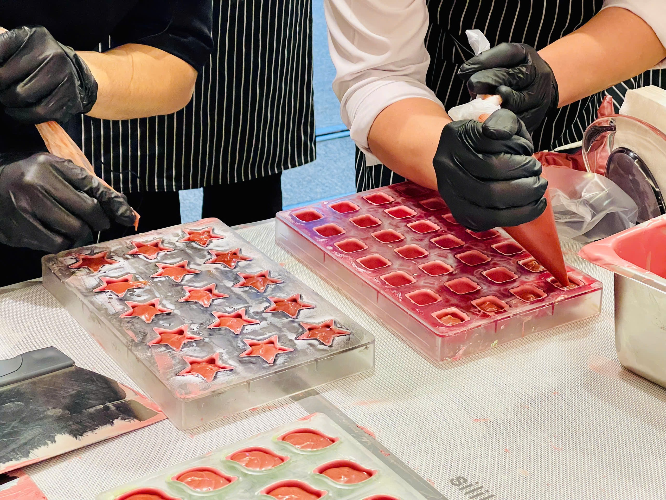 Sinh viên ứng dụng AI trong ẩm thực, trải nghiệm nghệ thuật Chocolate và Mixology  - Ảnh 6.