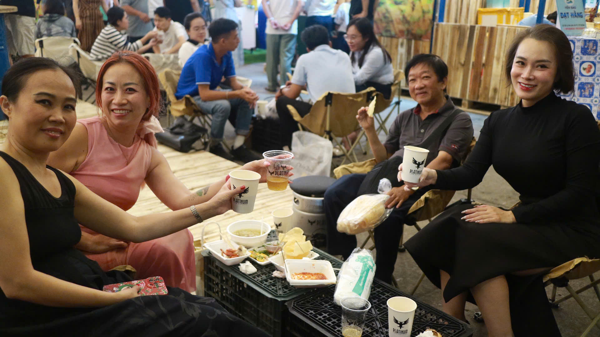 Khai mạc lễ hội ẩm thực cua Cà Mau ở TP.HCM: Ùn ùn thực khách tìm đến- Ảnh 7.