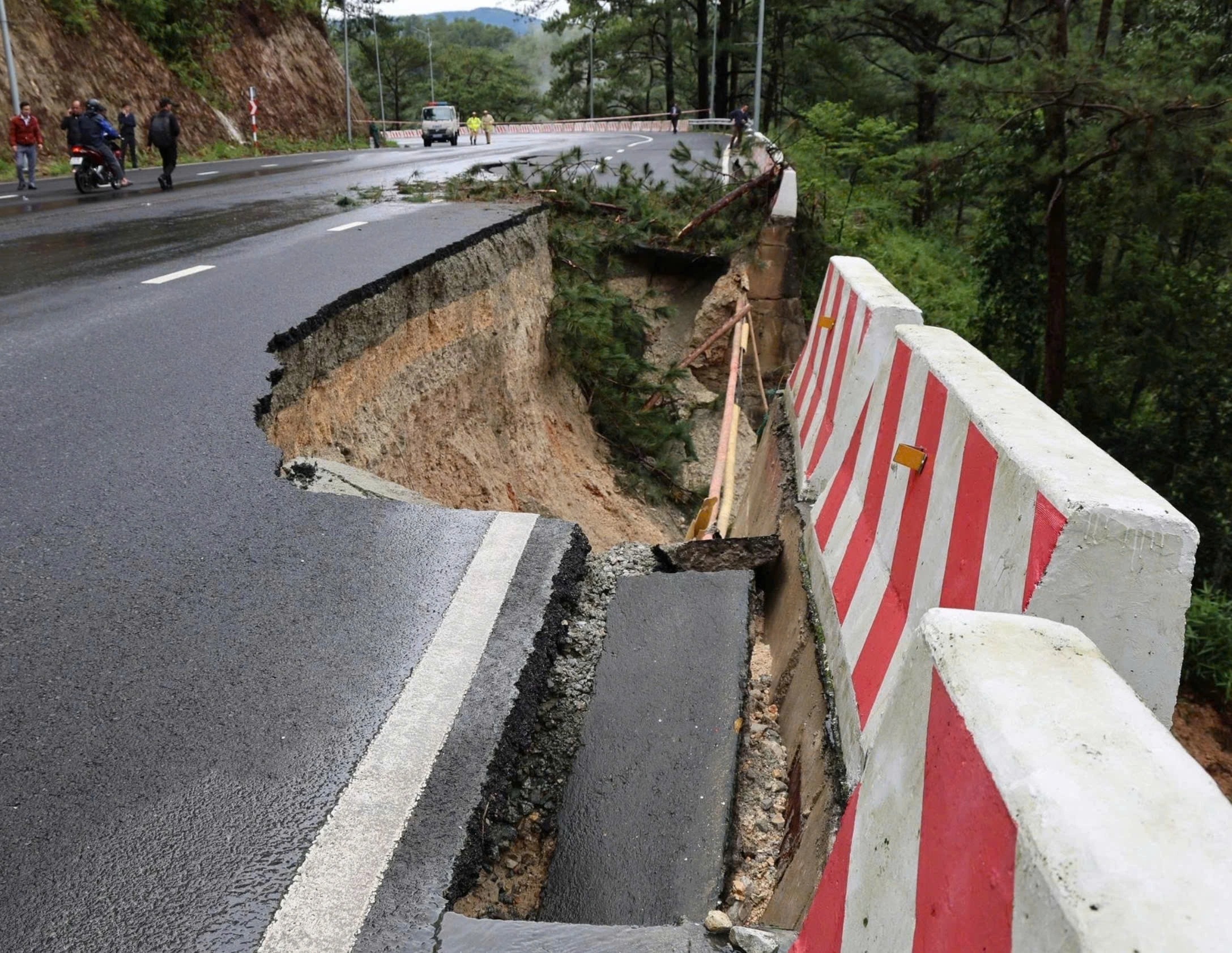 Dù có thông tuyến, cũng chưa nên cho qua lại đèo Khánh Lê  - Ảnh 3.