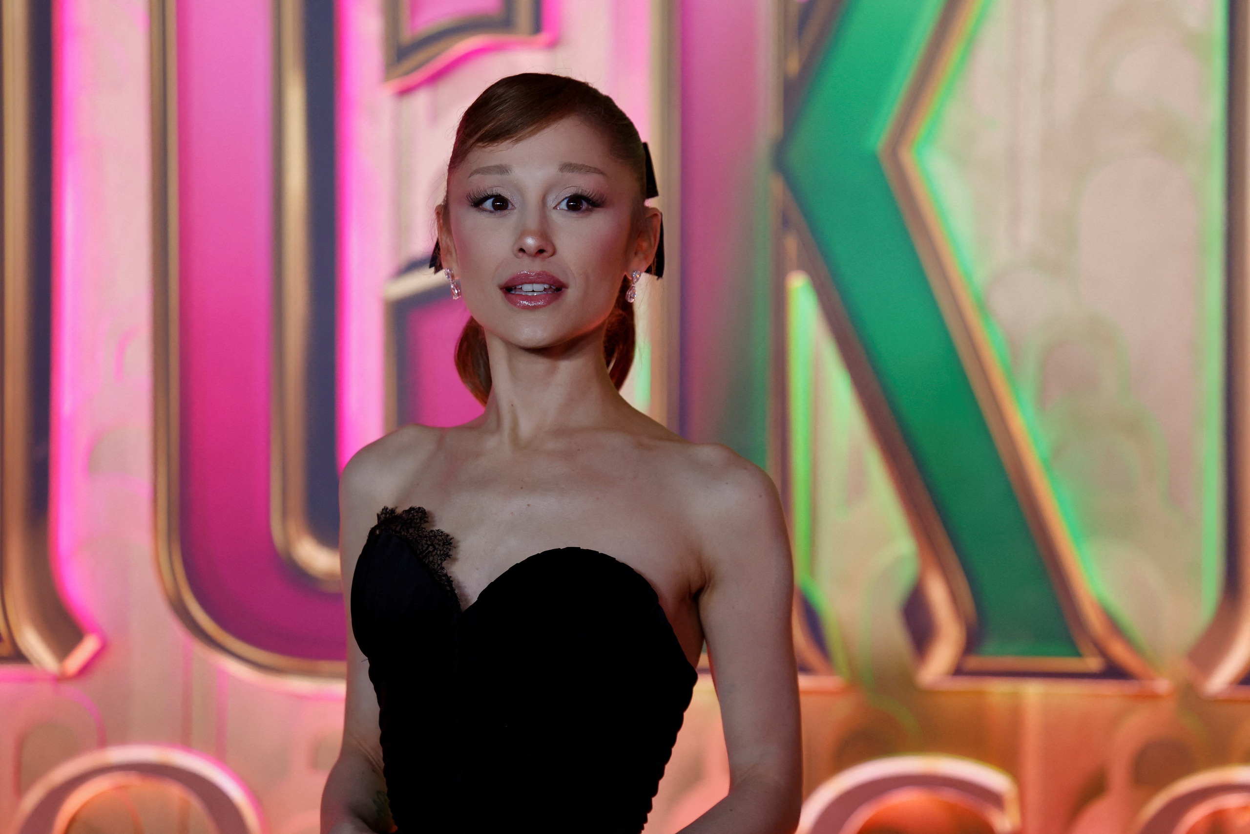 Kẻ quấy rối Ariana Grande trên thảm đỏ bị bỏ tù   - Ảnh 4.