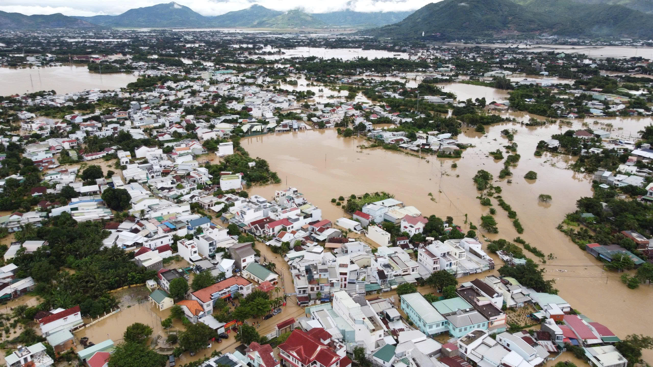 Cấp thiết giải quyết ngập lụt: Vì sao phố biển Nha Trang cứ mưa là ngập? - Ảnh 1.