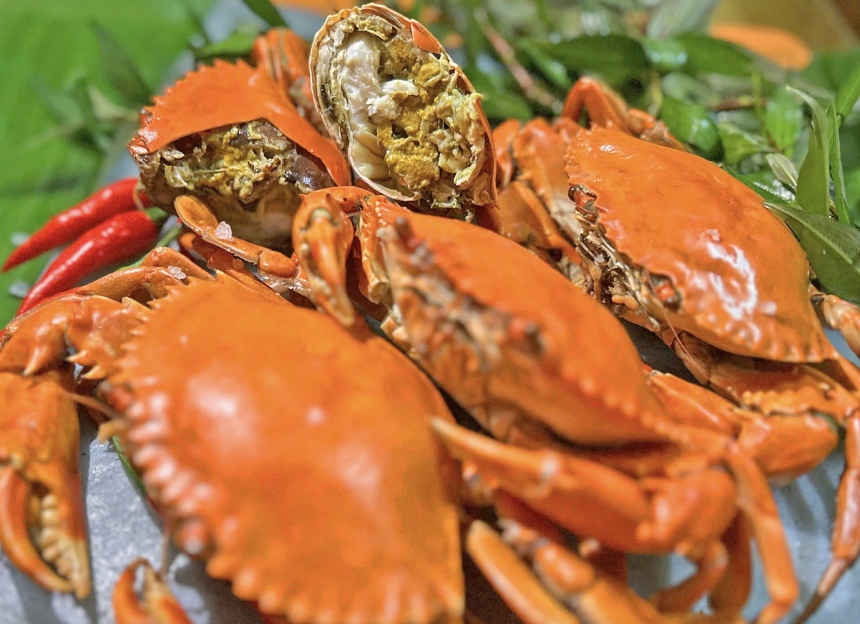 Astăzi este prima zi a festivalului culinar cu crabi Ca Mau din orașul Ho Chi Minh: Clienți entuziasmați - Fotografia 2. Hôm nay ngày đầu lễ hội ẩm thực cua Cà Mau ở TP.HCM: Thực khách hào hứng- Ảnh 2.