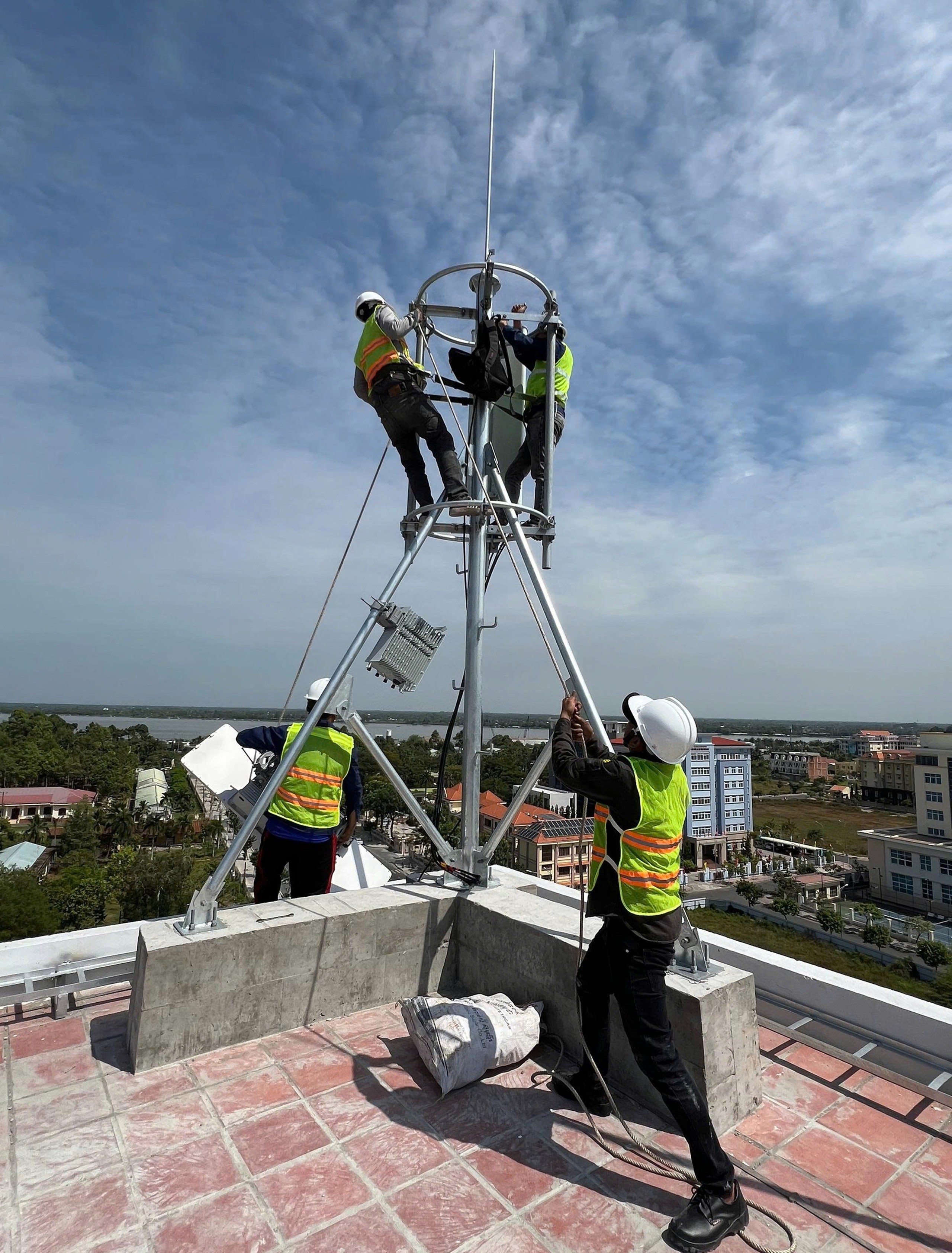 Vĩnh Long triển khai hạ tầng số, sản phẩm số đến từng người dân- Ảnh 5. Vĩnh Long triển khai hạ tầng số, sản phẩm số đến từng người dân- Ảnh 5.