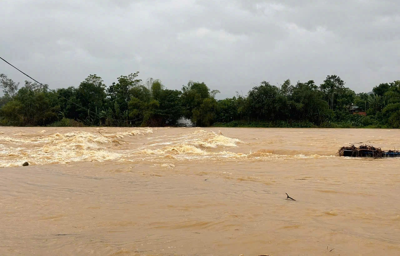 Lũ các sông ở Quảng Ngãi lên nhanh, cảnh báo lũ quét và sạt lở - Ảnh 2.
