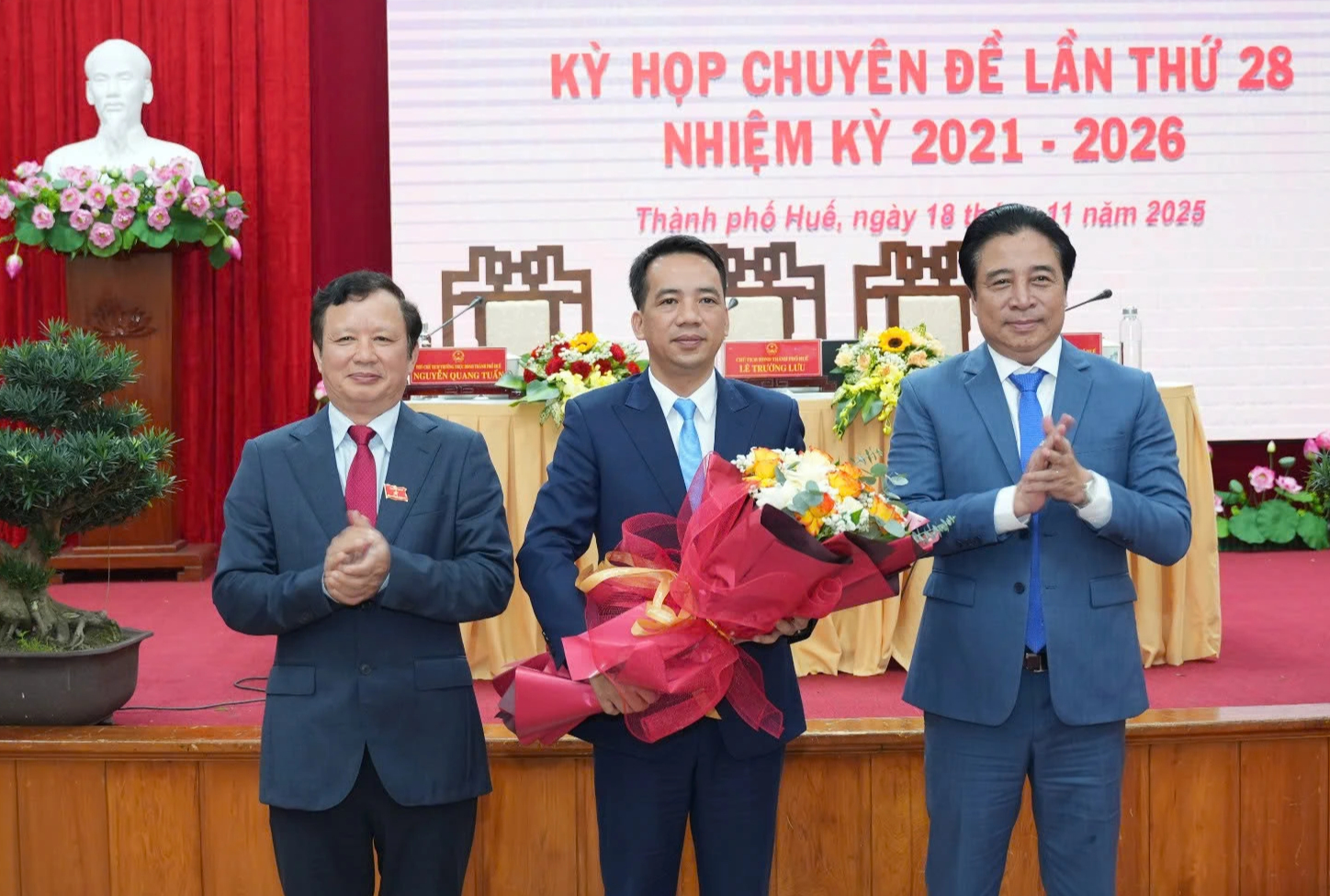 Ông Nguyễn Khắc Toàn được bầu giữ chức Chủ tịch UBND TP.Huế - Ảnh 3.