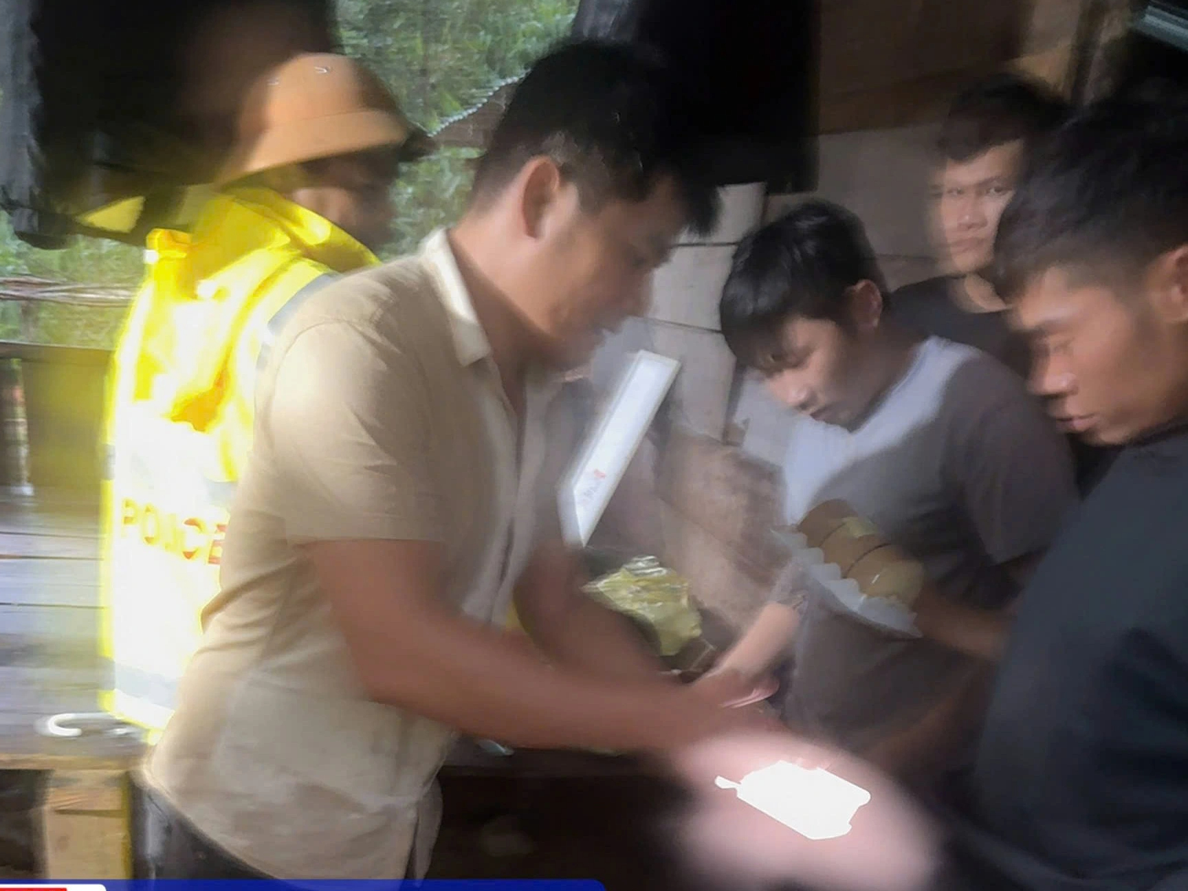 Giải cứu 11 người và nhiều xe mắc kẹt 2 ngày do sạt lở đèo Khánh Lê- Ảnh 3.