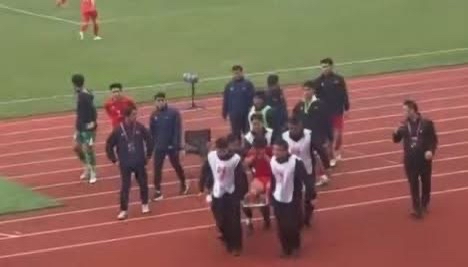 Vietnam U23 0-1 South Korea U23, Panda Cup 2025: Van Truong leaves the field on a stretcher, 10 vs 11 - Photo 1.