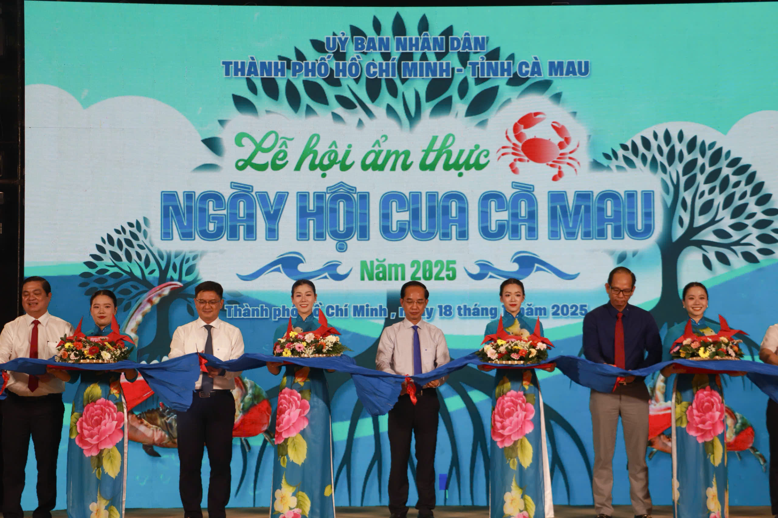 Khai mạc lễ hội ẩm thực cua Cà Mau ở TP.HCM: Ùn ùn thực khách tìm đến- Ảnh 10.