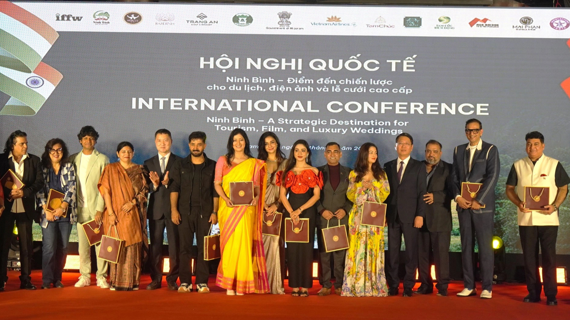 Ninh Bình trở thành điểm đến điện ảnh quốc tế và lễ cưới cao cấp hấp dẫn - Ảnh 2. Ninh Bình trở thành điểm đến điện ảnh quốc tế và lễ cưới cao cấp hấp dẫn - Ảnh 2.