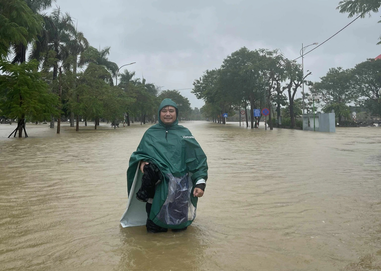 Ảnh Aeon Mall Huế nổi bật giữa nước lũ được báo Nhật đăng tải - Ảnh 3.