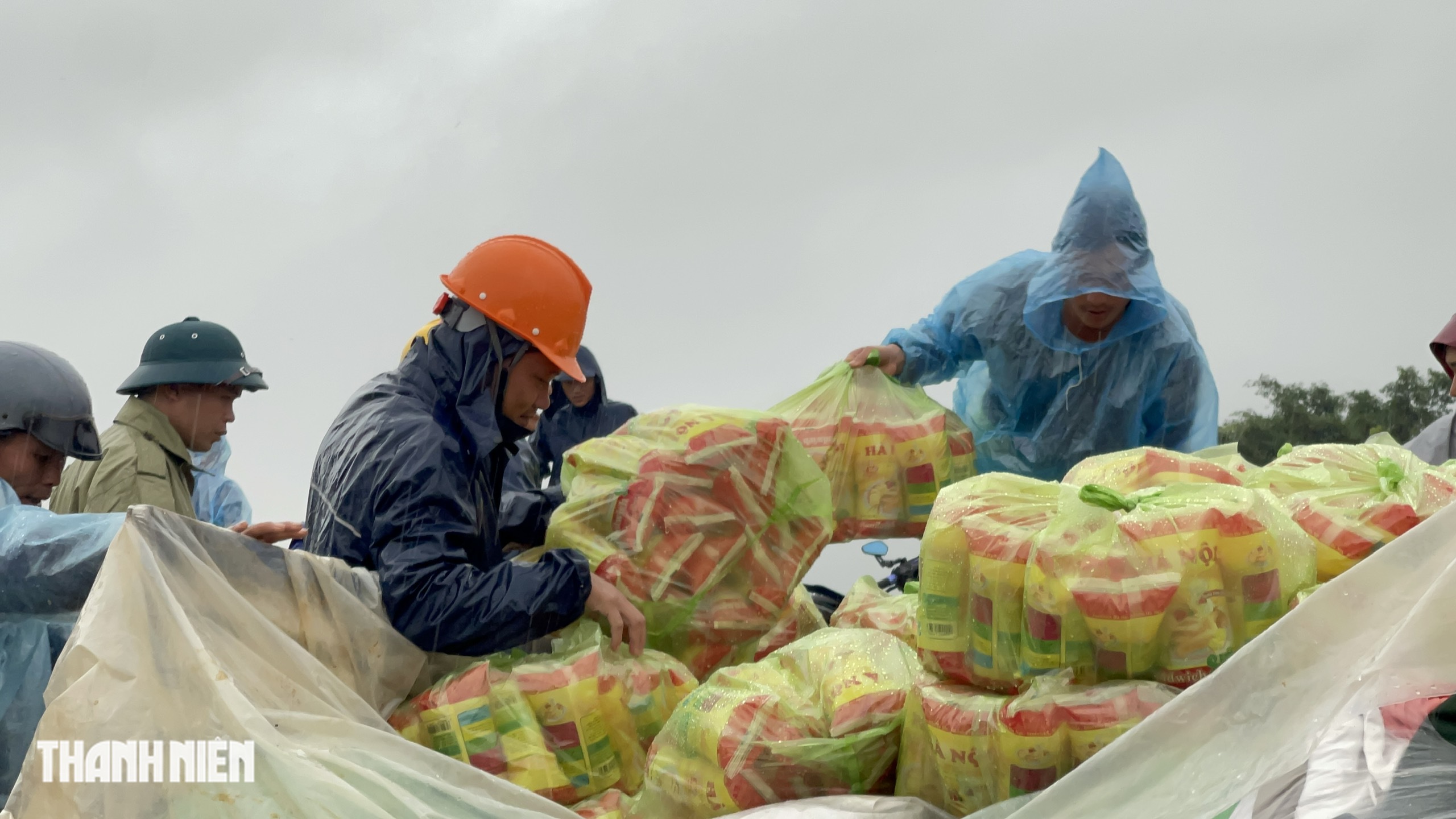 Giữa lũ dữ , lực lượng chức năng tiếp tế và giải cứu người dân tại Yang Mao , Đắk Lắk - Ảnh 4.