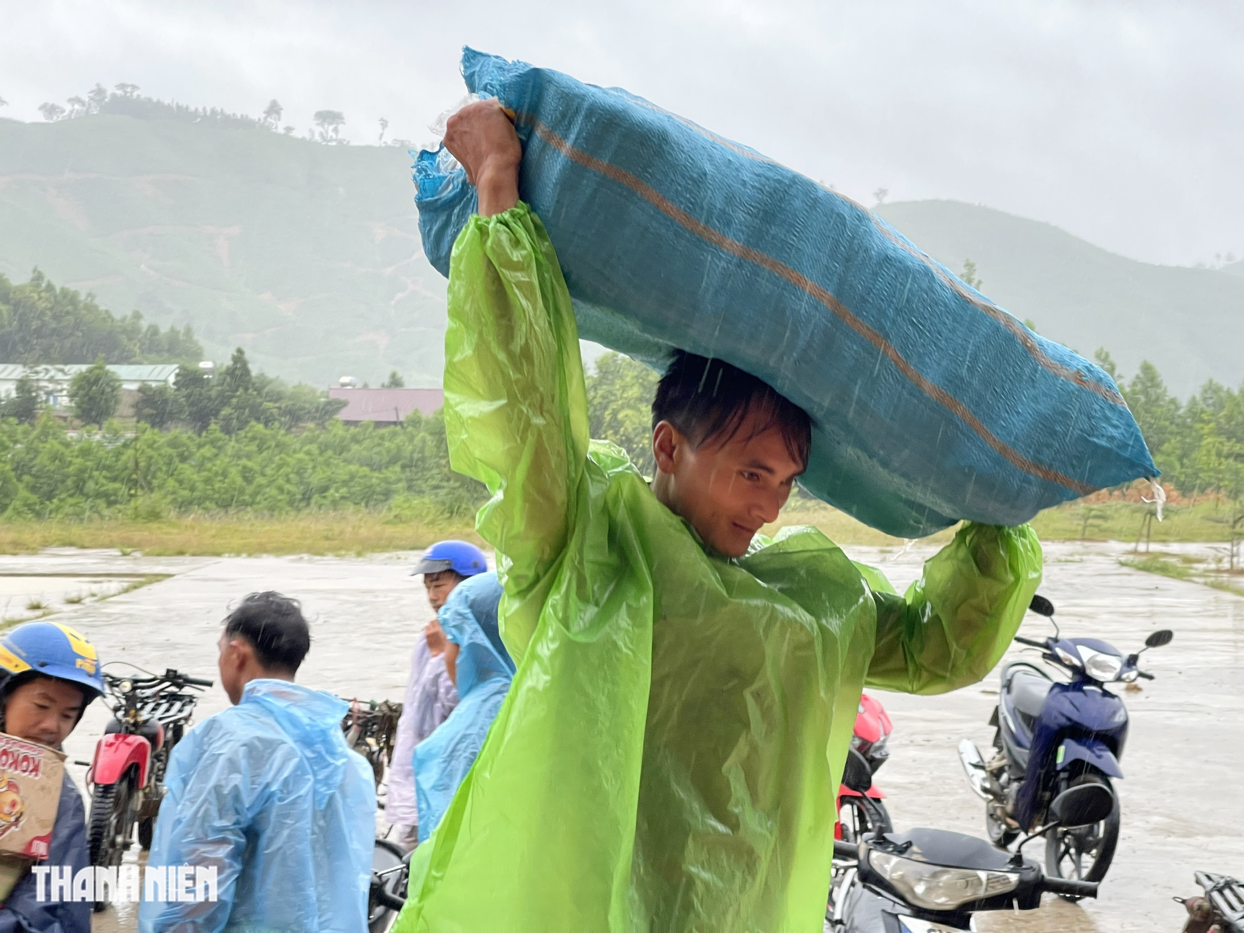 Giữa lũ dữ , lực lượng chức năng tiếp tế và giải cứu người dân tại Yang Mao , Đắk Lắk - Ảnh 6.