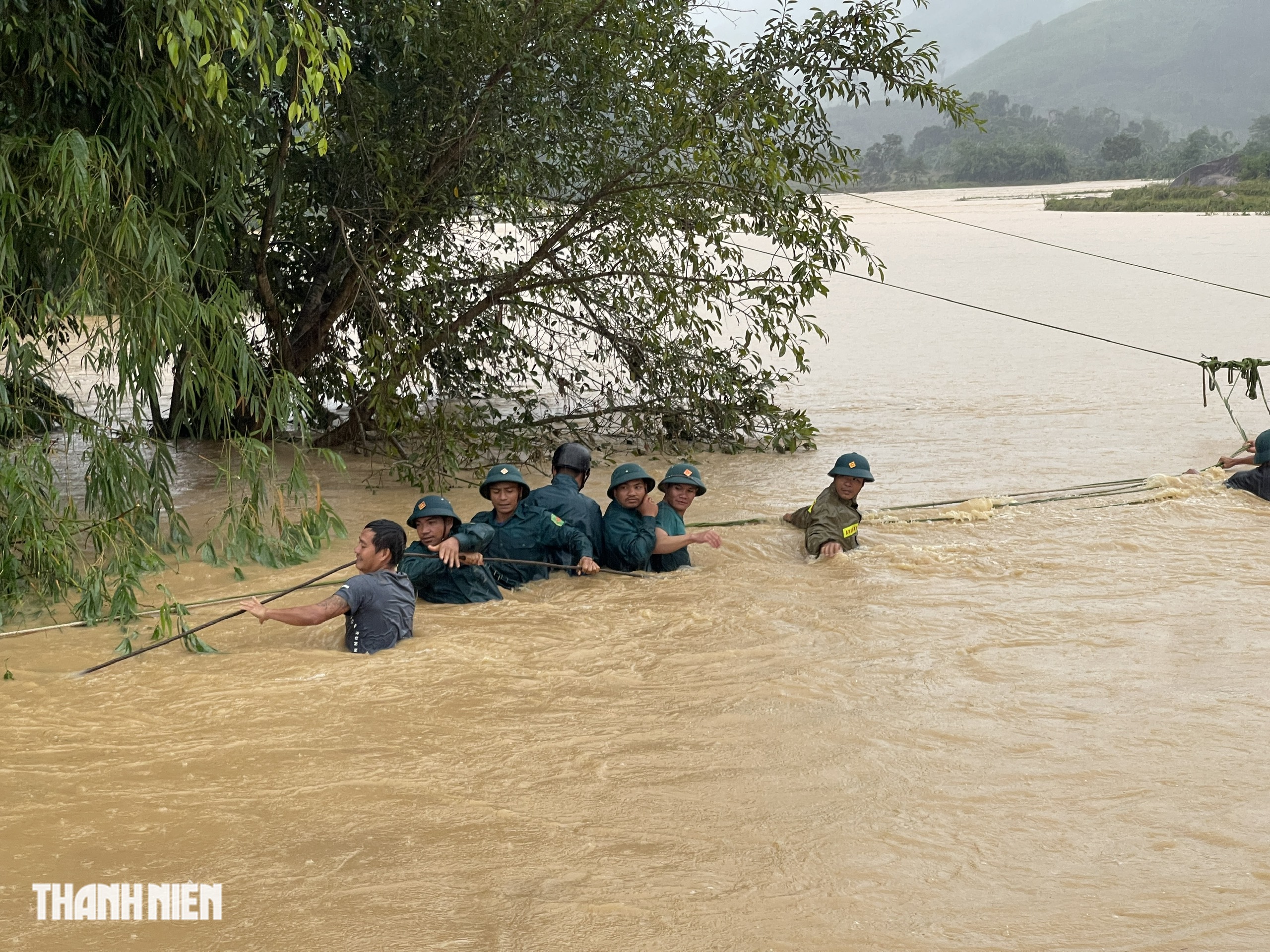Giữa lũ dữ , lực lượng chức năng tiếp tế và giải cứu người dân tại Yang Mao , Đắk Lắk - Ảnh 8.
