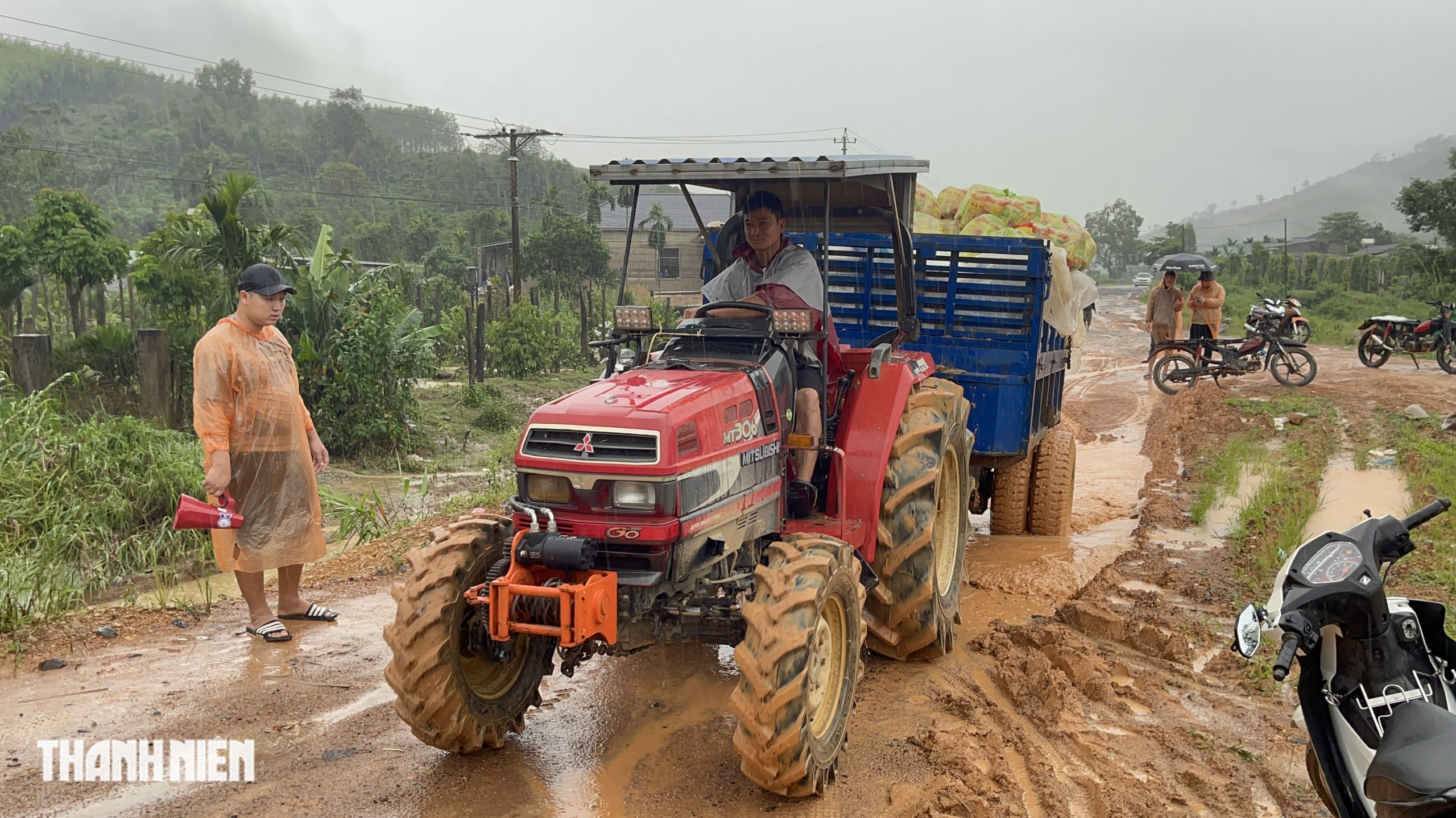 Giữa lũ dữ , lực lượng chức năng tiếp tế và giải cứu người dân tại Yang Mao , Đắk Lắk - Ảnh 3.