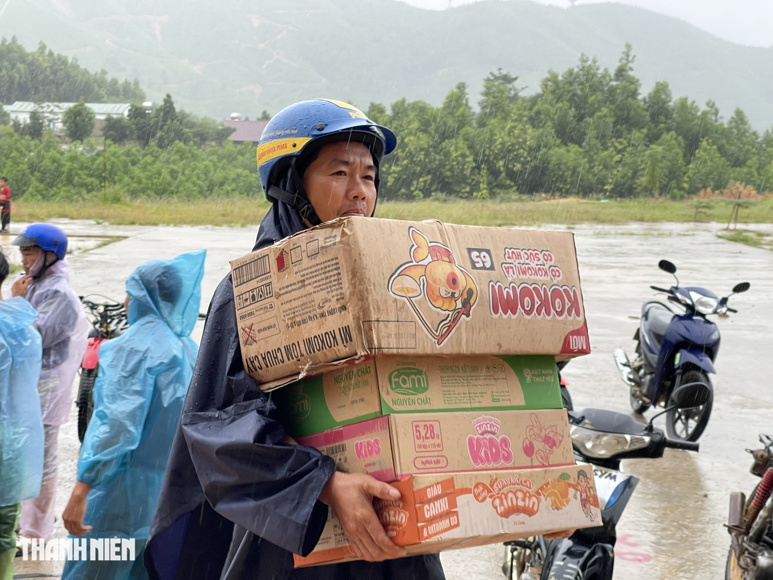 Giữa lũ dữ , lực lượng chức năng tiếp tế và giải cứu người dân tại Yang Mao , Đắk Lắk - Ảnh 7.