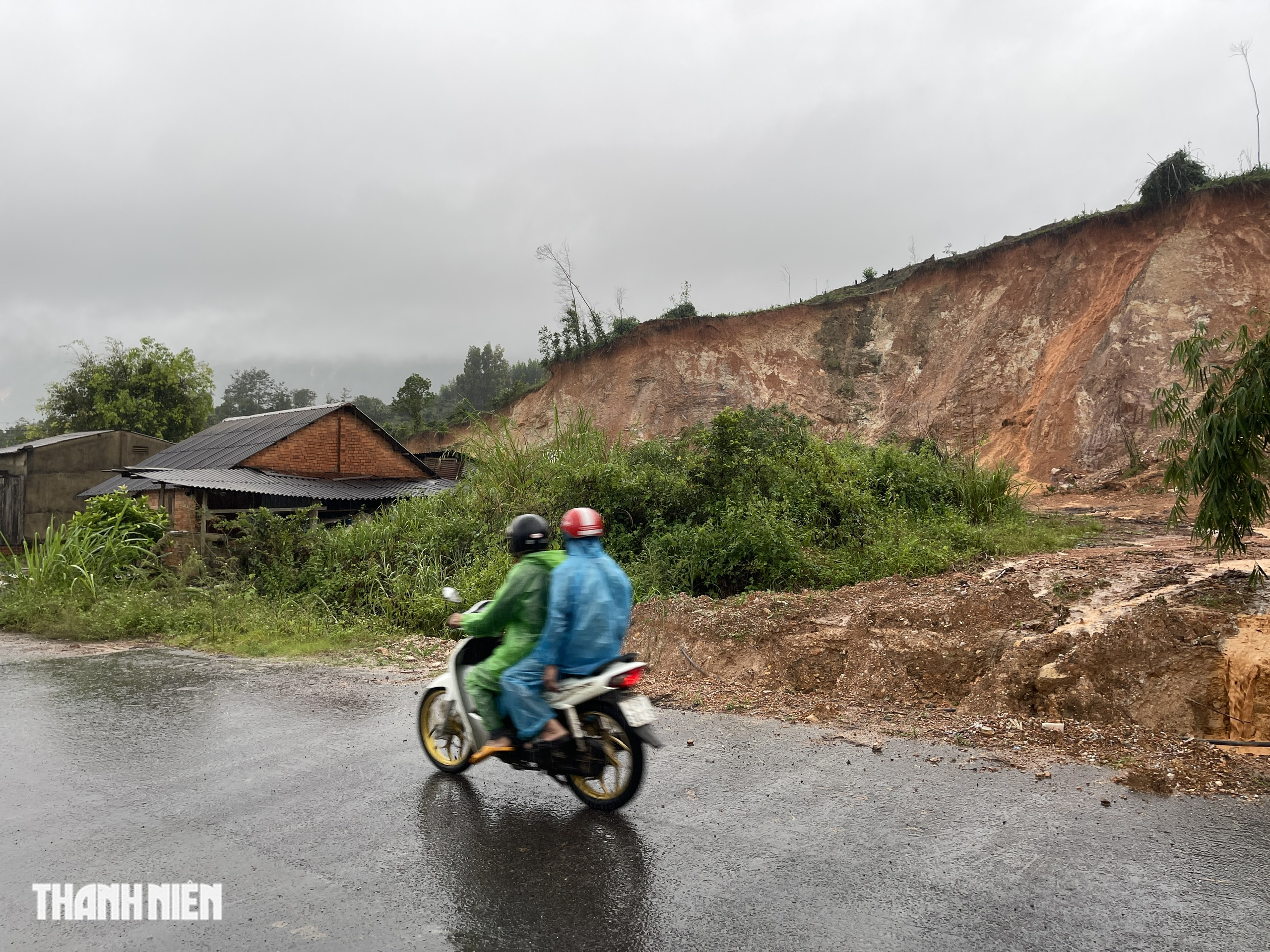 Giữa vòng vây lũ dữ: Căng mình tiếp tế, sơ tán hàng trăm người ở Đắk Lắk