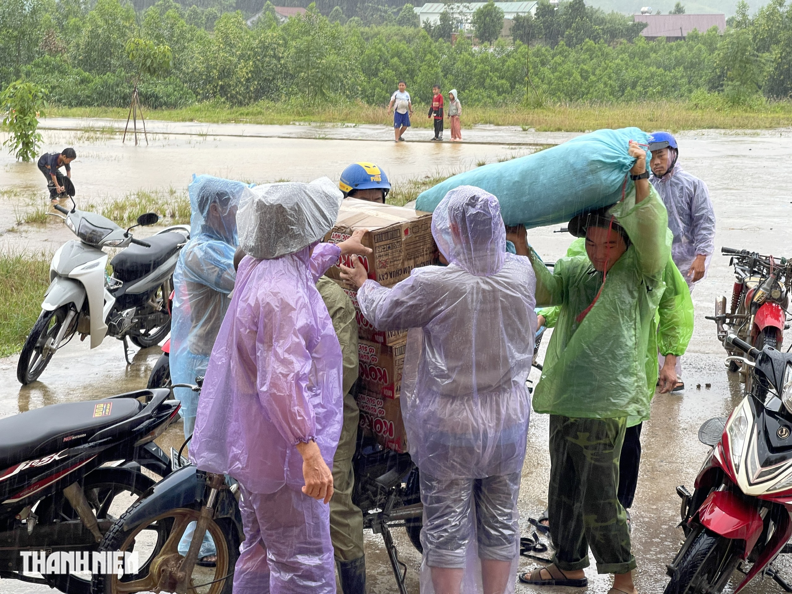 Giữa lũ dữ , lực lượng chức năng tiếp tế và giải cứu người dân tại Yang Mao , Đắk Lắk - Ảnh 5.