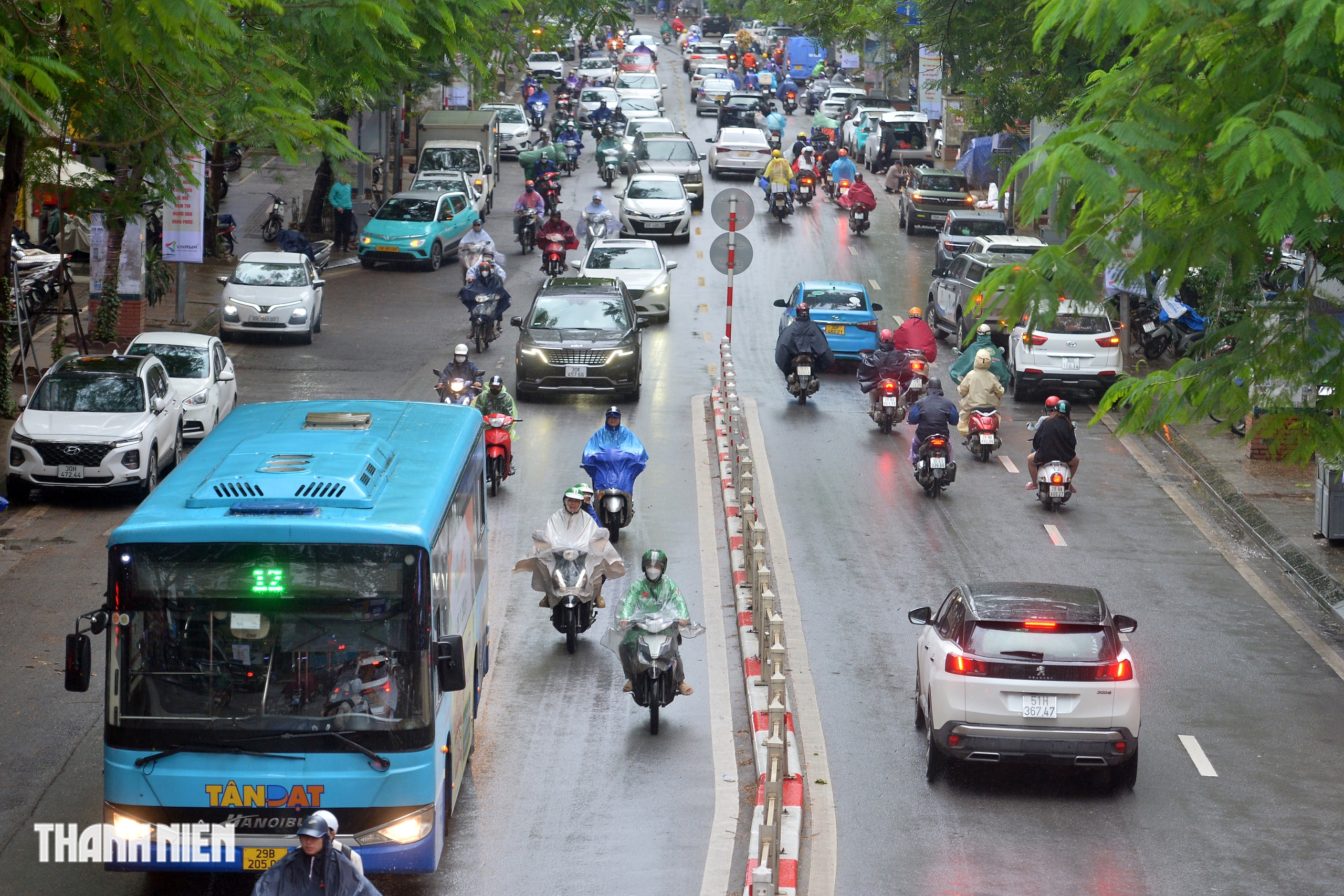 Hà Nội đón không khí lạnh mạnh nhất từ đầu đông, người dân than 'rét đột ngột' - Ảnh 1.