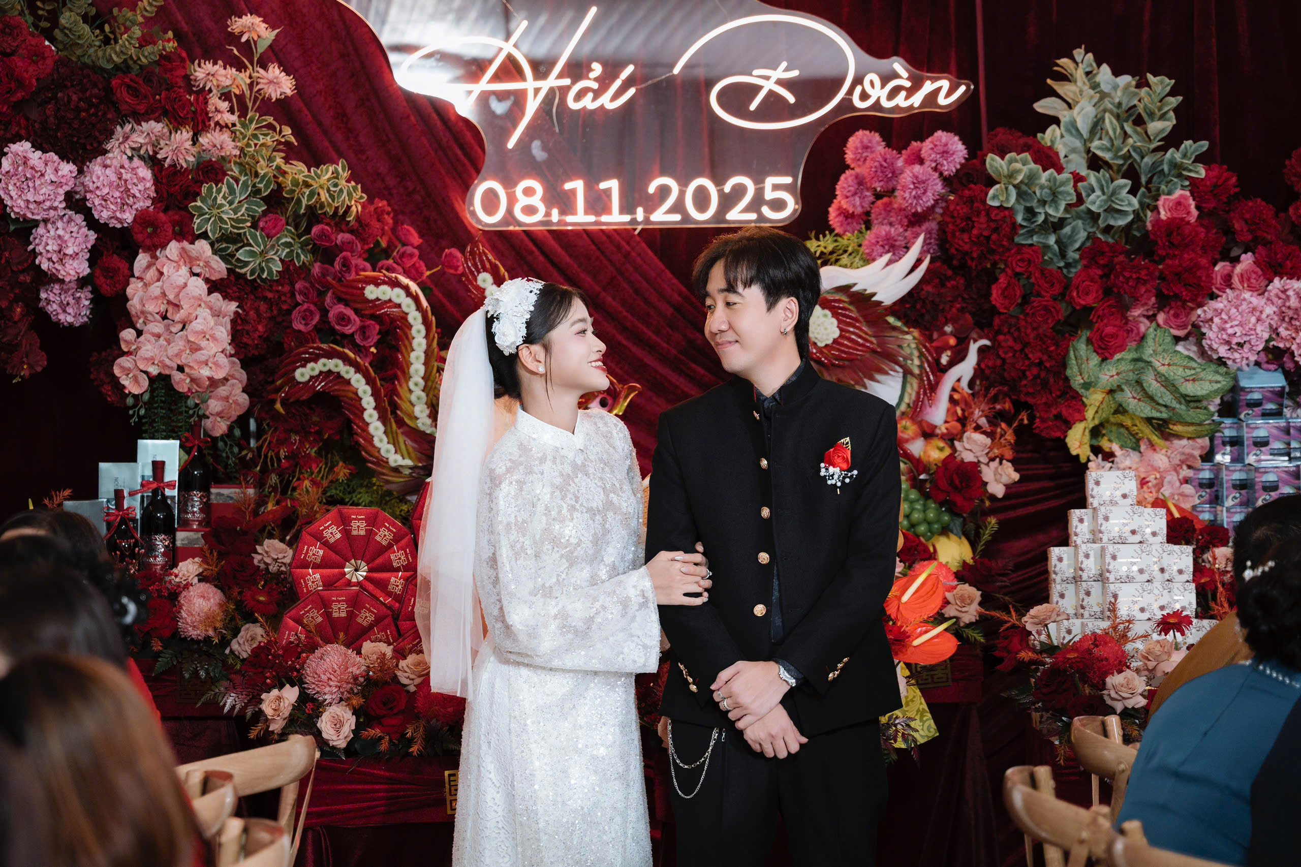 2 khách Tây đạp xe đi phượt được cô dâu, chú rể mời ăn cỗ  - Ảnh 4.