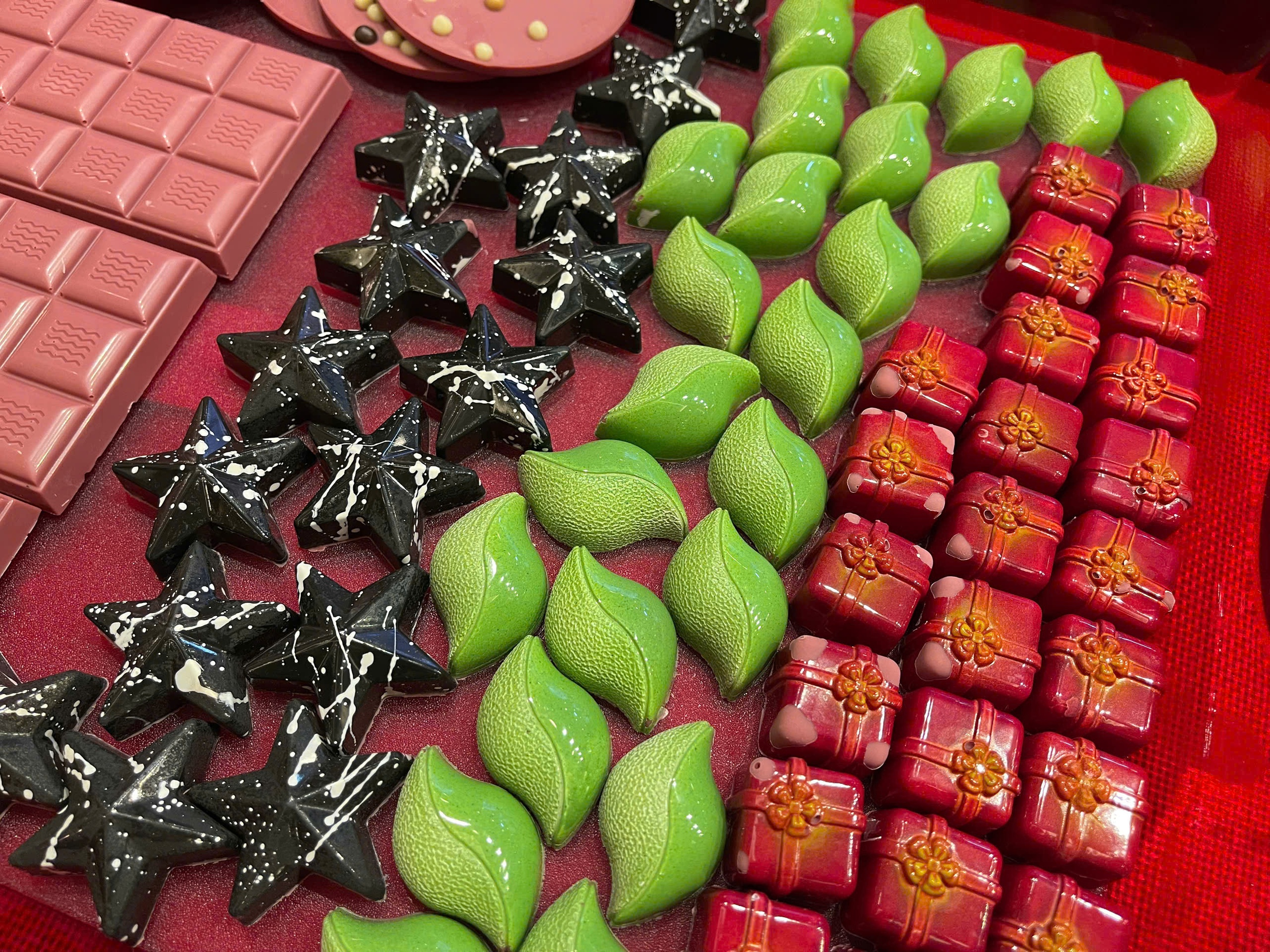 Sinh viên ứng dụng AI trong ẩm thực, trải nghiệm nghệ thuật Chocolate và Mixology  - Ảnh 7.