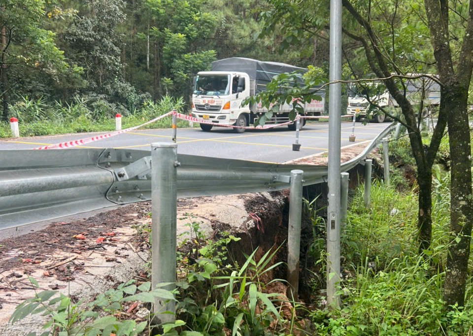Các đèo Mimosa, Prenn và D'Ran sạt lở, đường lên Đà Lạt thêm khó khăn - Ảnh 1.
