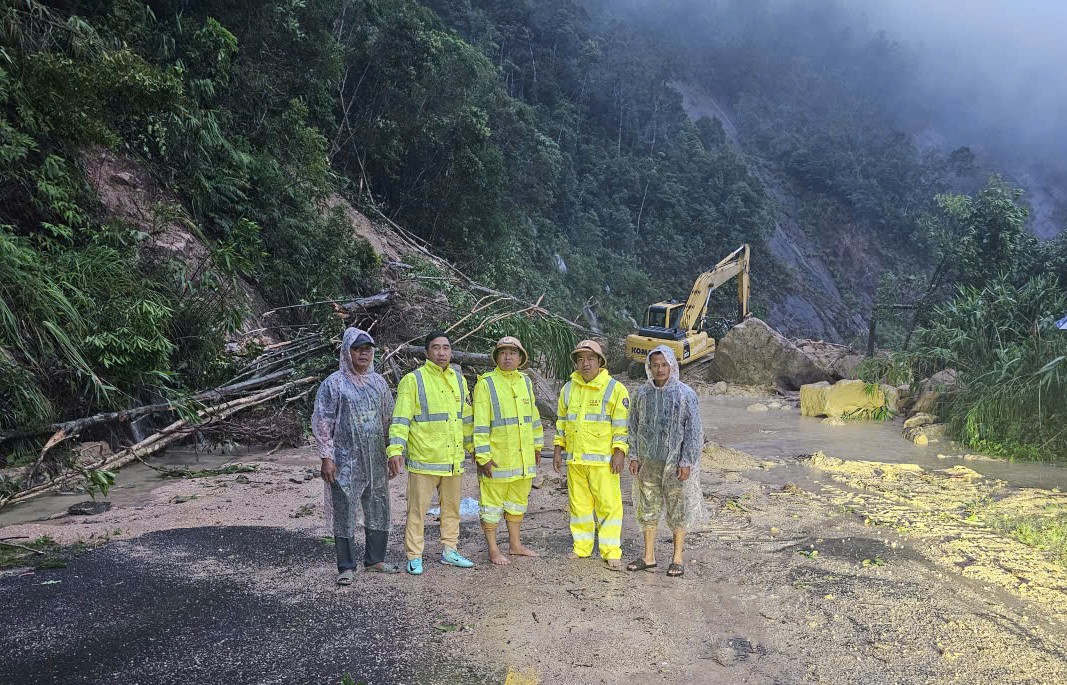 Giải cứu 11 người và nhiều xe mắc kẹt 2 ngày do sạt lở đèo Khánh Lê- Ảnh 2.
