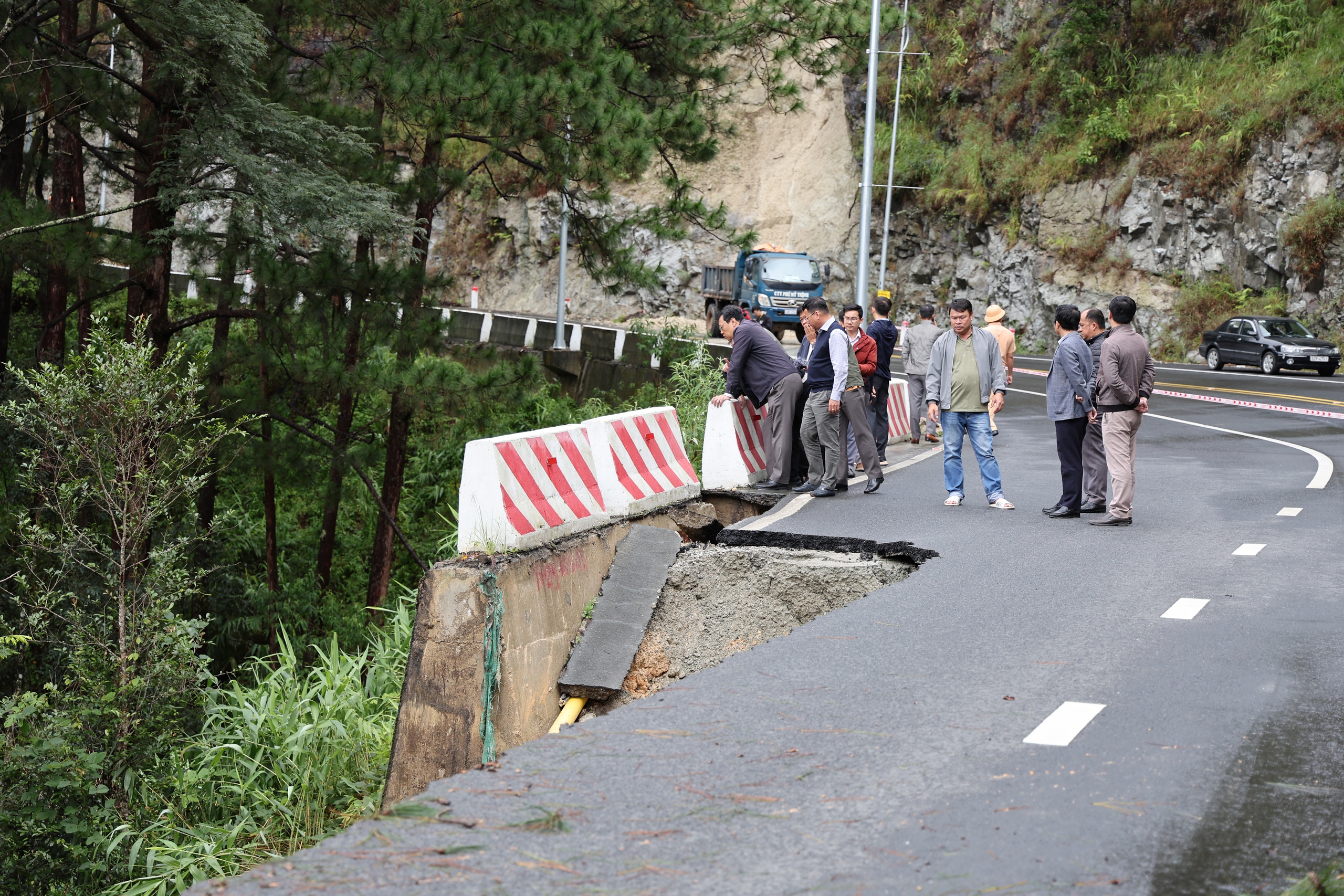 Cận cảnh sạt lở đèo Prenn sau gần 1 năm bàn giao đưa vào sử dụng  - Ảnh 1.
