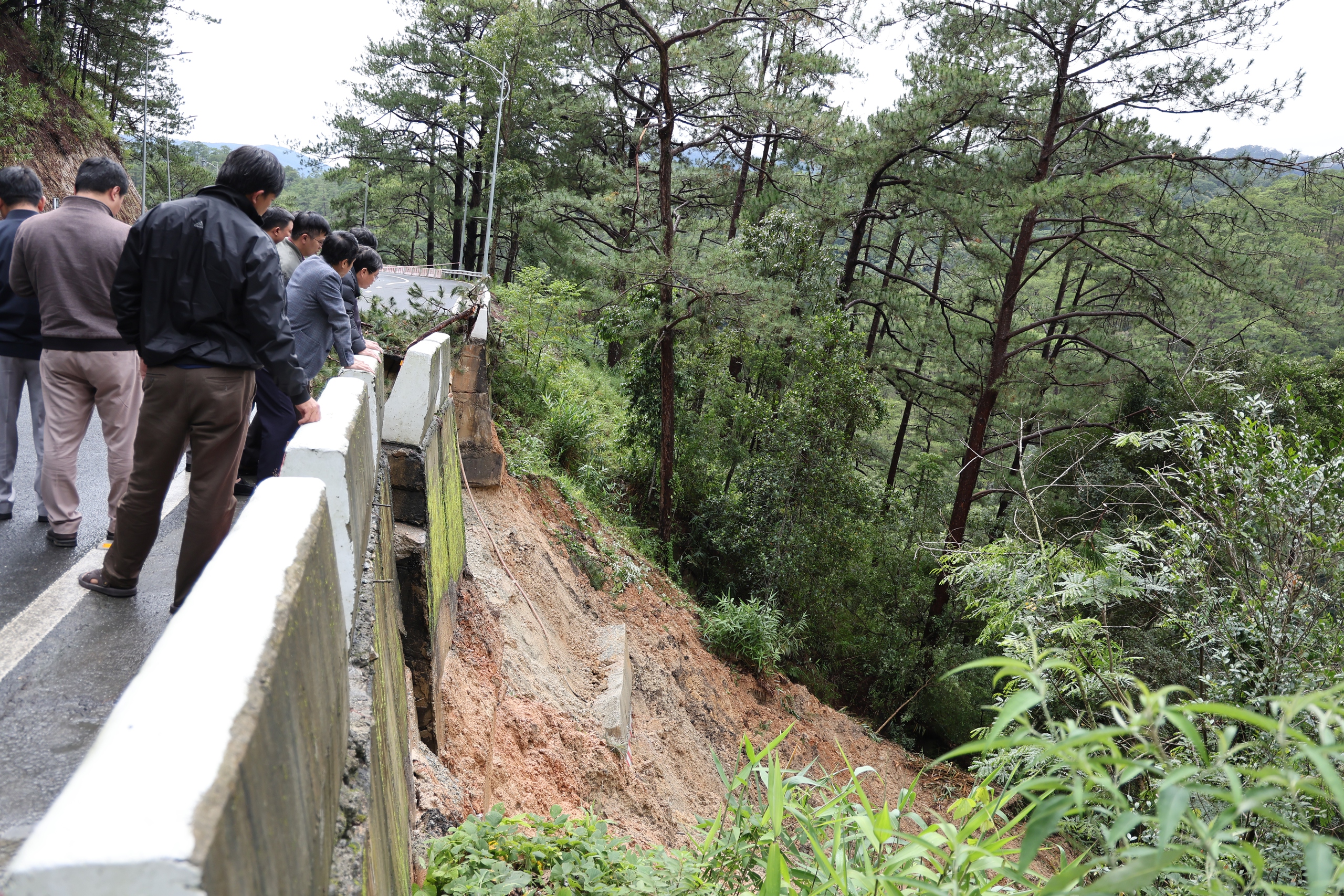 Cận cảnh sạt lở đèo Prenn sau gần 1 năm bàn giao đưa vào sử dụng  - Ảnh 5.
