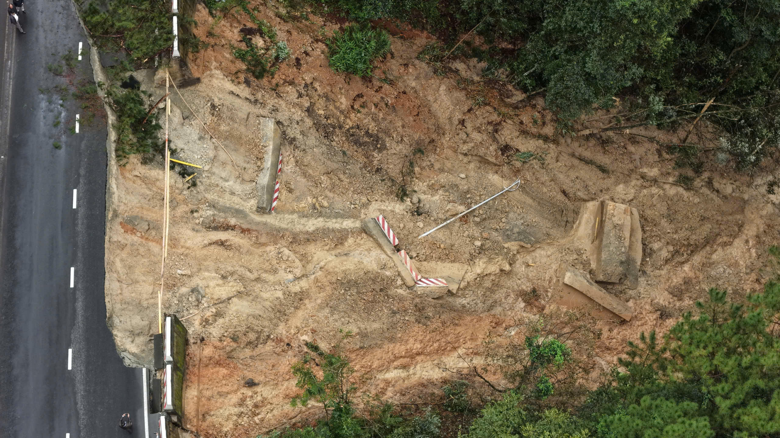 Cận cảnh sạt lở đèo Prenn sau gần 1 năm bàn giao đưa vào sử dụng  - Ảnh 7.