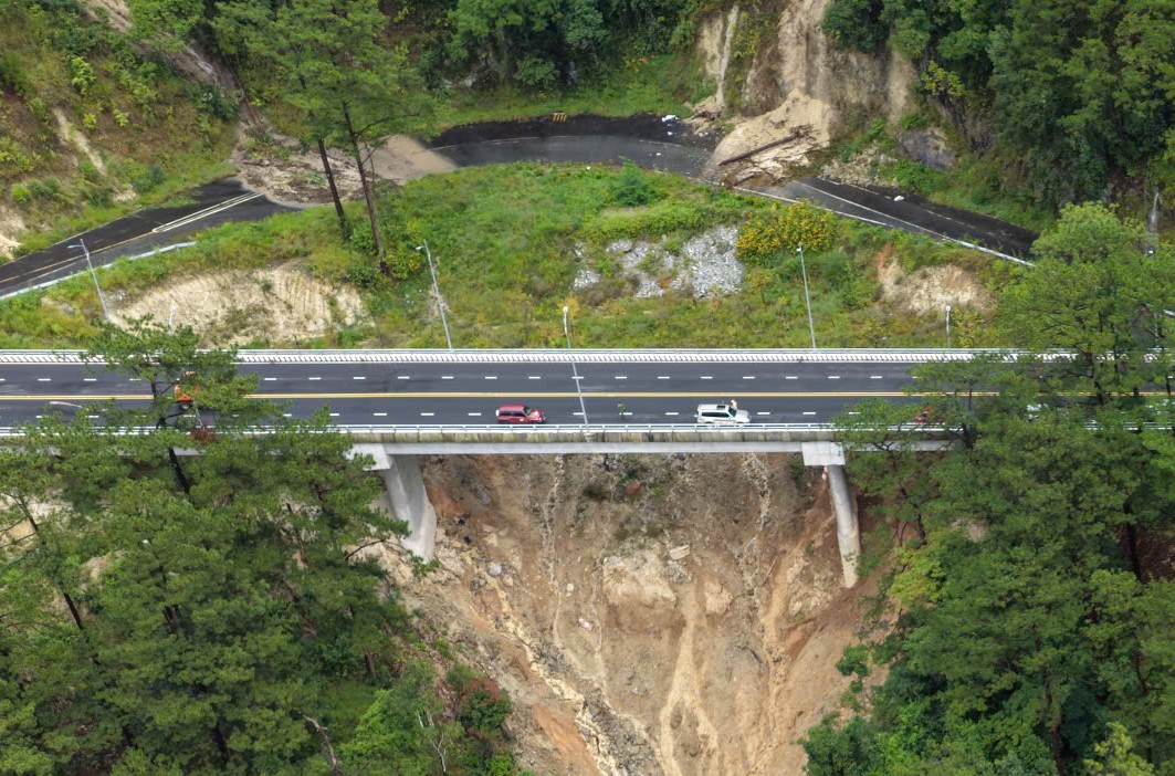Cận cảnh sạt lở đèo Prenn sau gần 1 năm bàn giao đưa vào sử dụng  - Ảnh 3.