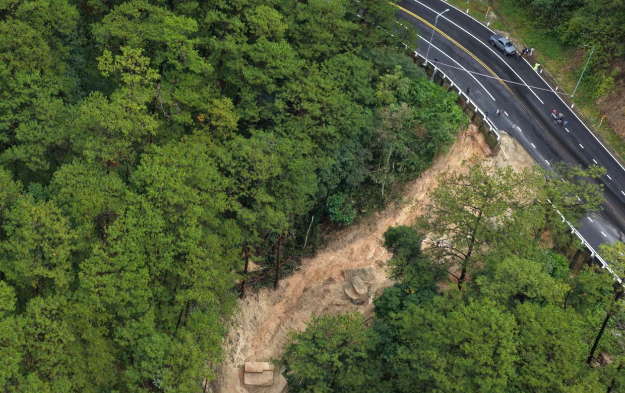 Cận cảnh sạt lở đèo Prenn sau gần 1 năm bàn giao đưa vào sử dụng  - Ảnh 9.